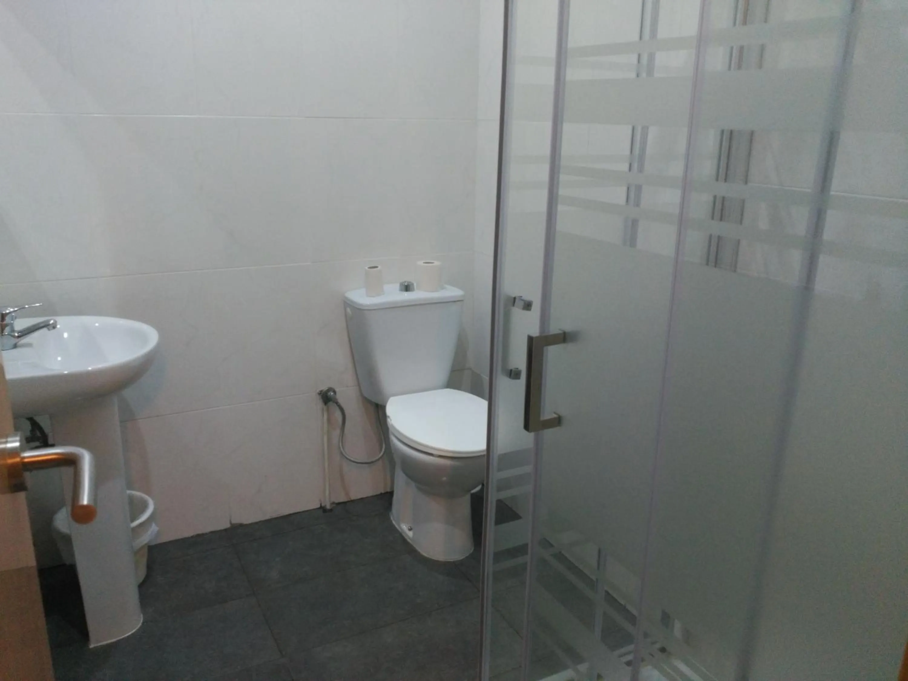 Bathroom in Hostal River