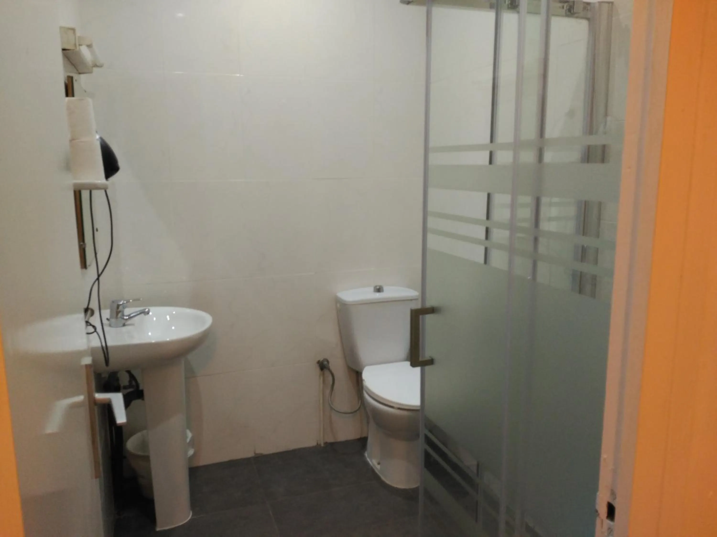 Bathroom in Hostal River