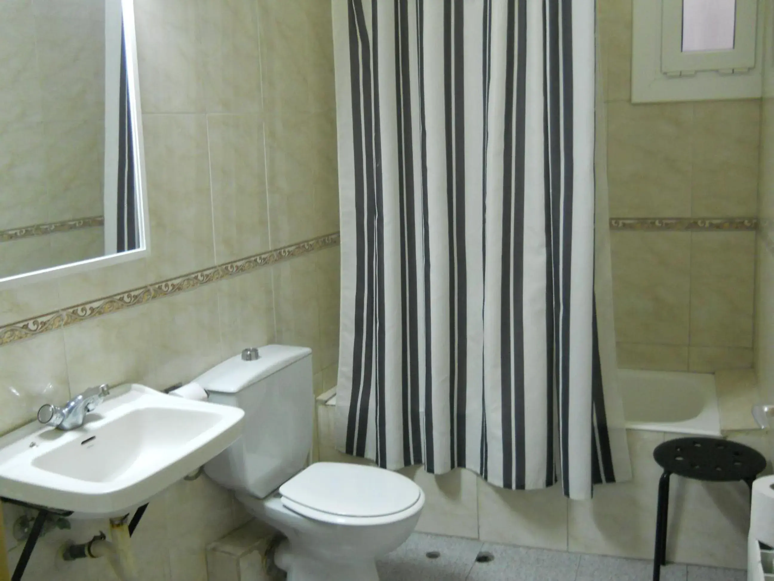 Double or Twin Room with Shared Bathroom in Hostal River Double or Twin Room with Shared Bathroom in Hostal River