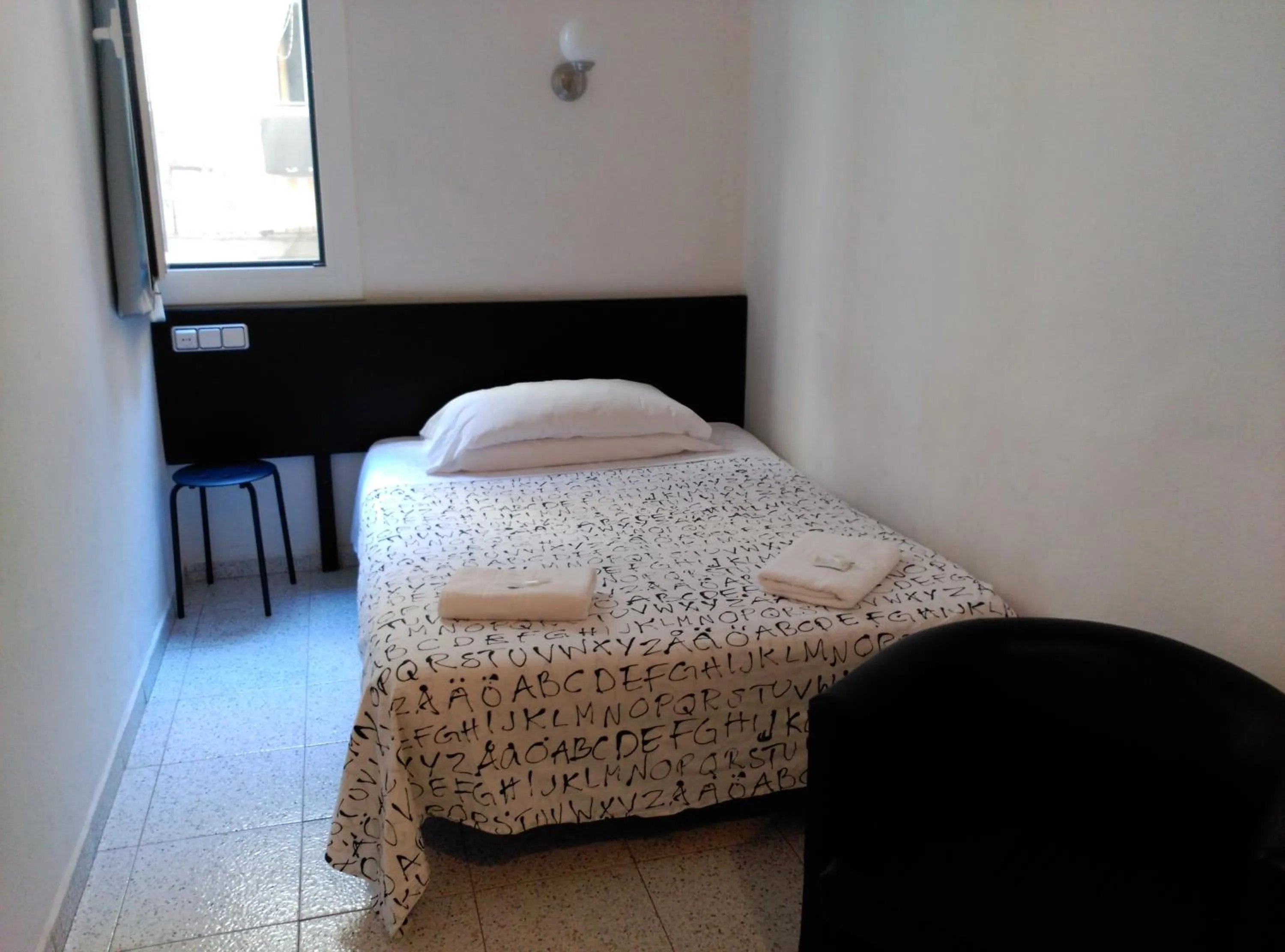 Photo of the whole room, Bed in Hostal River