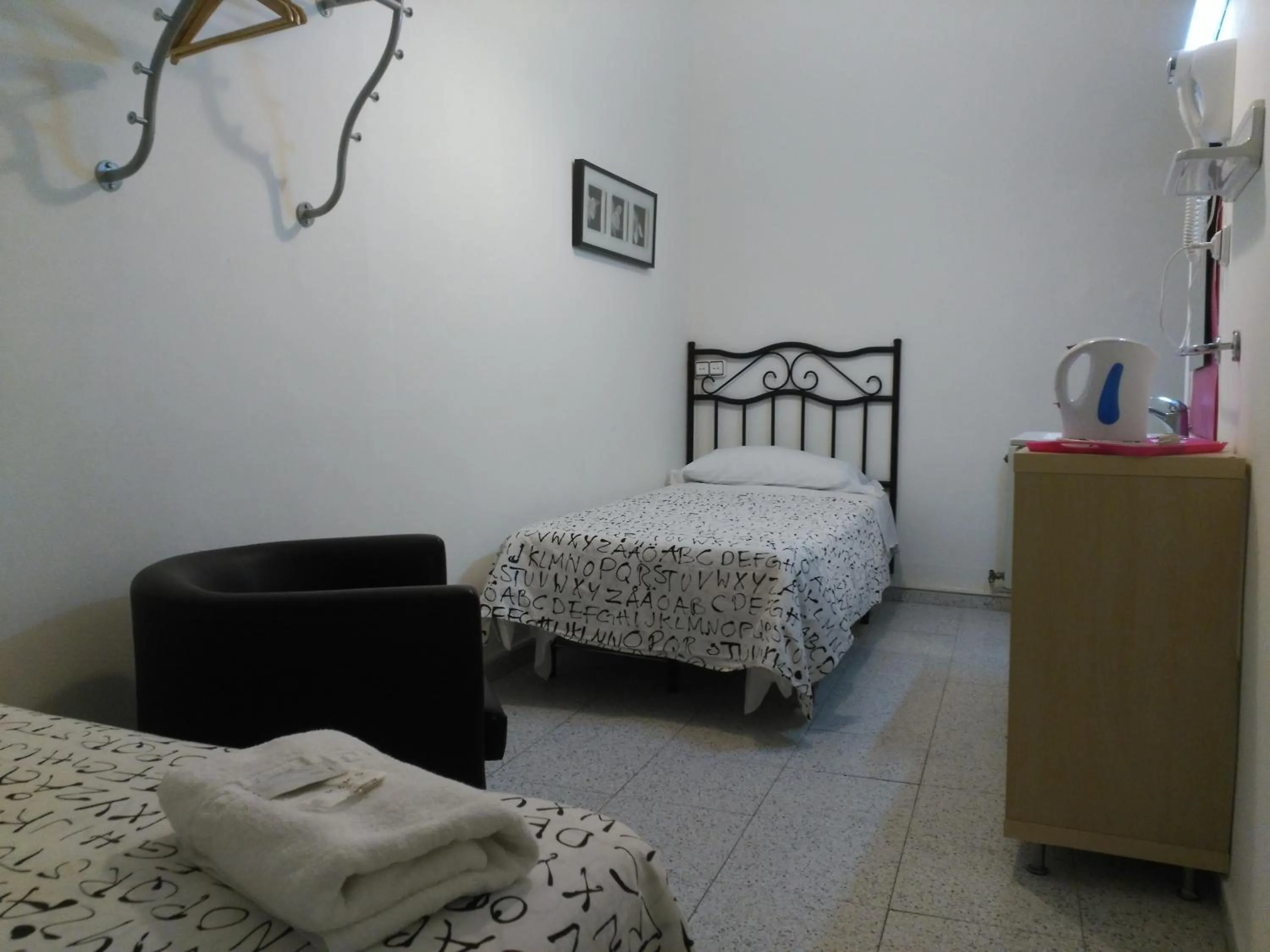 Photo of the whole room, Bed in Hostal River