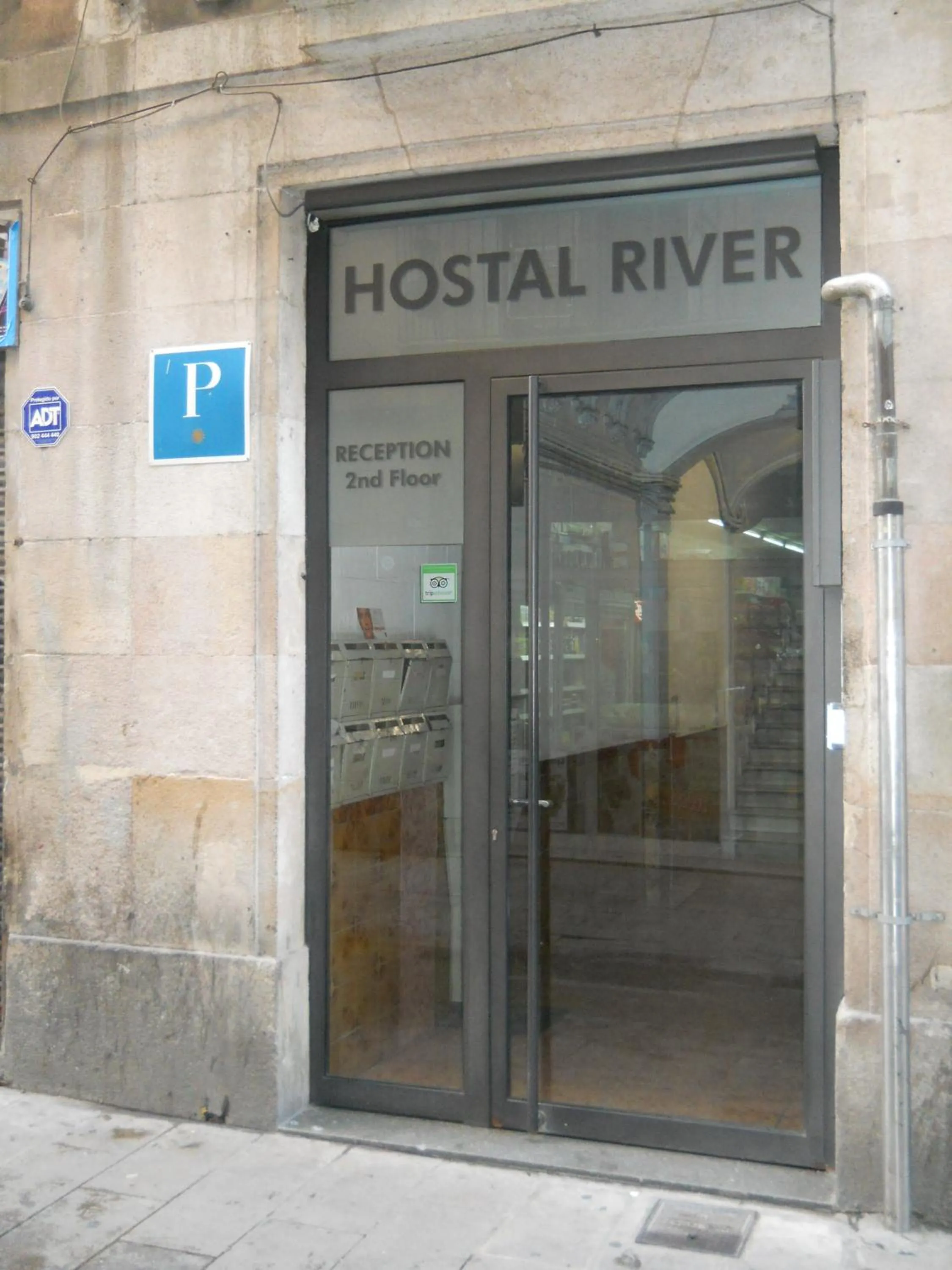 Facade/entrance in Hostal River