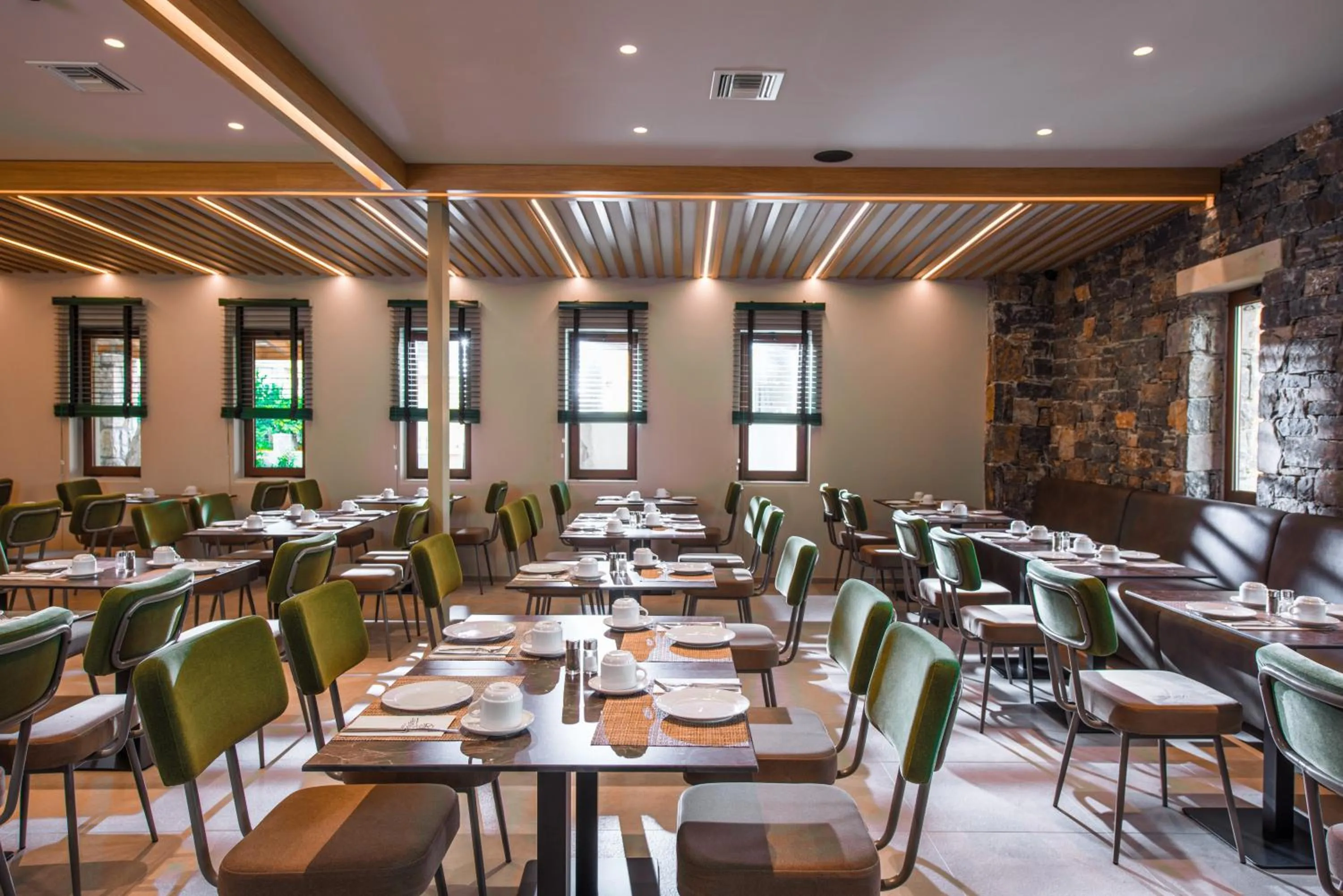 Restaurant/places to eat in Petousis Hotel & Suites