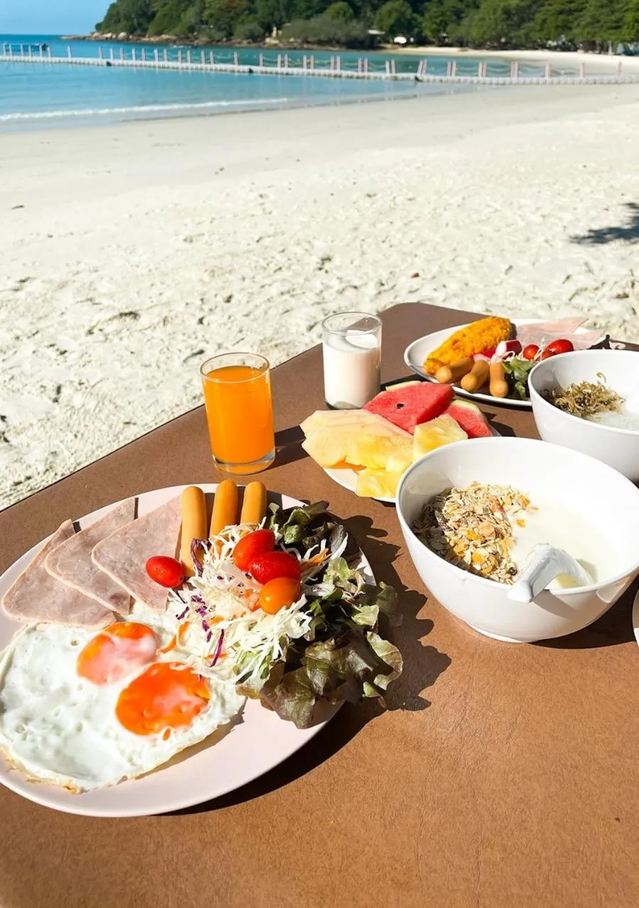 Food and drinks in La Lune Beach Resort