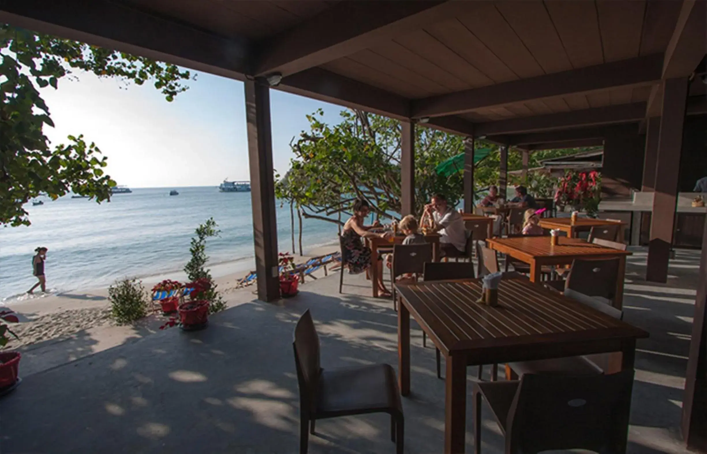 Restaurant/places to eat in La Lune Beach Resort Restaurant/places to eat in La Lune Beach Resort