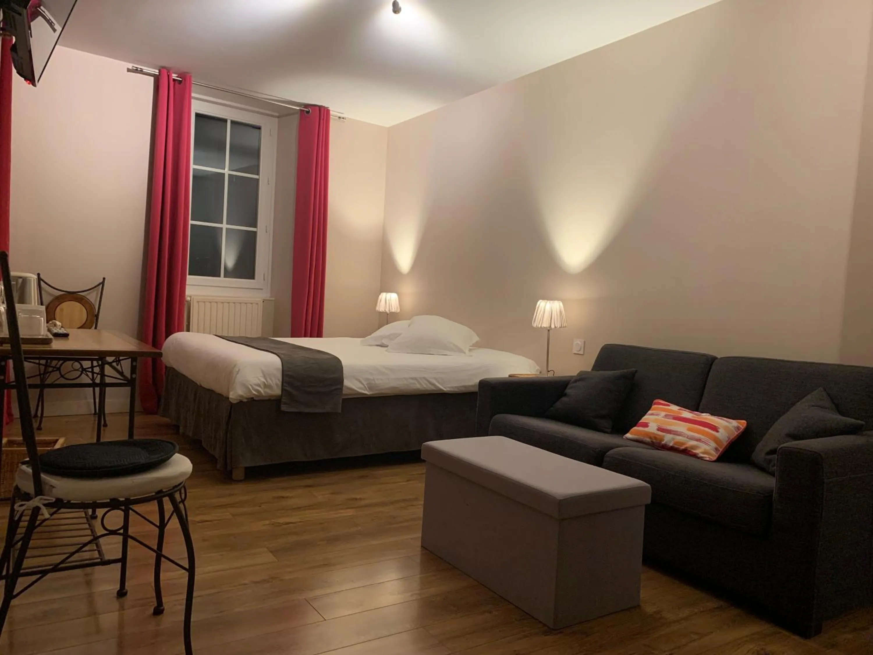 Property building, Bed in AUBERGE DU PORCHE