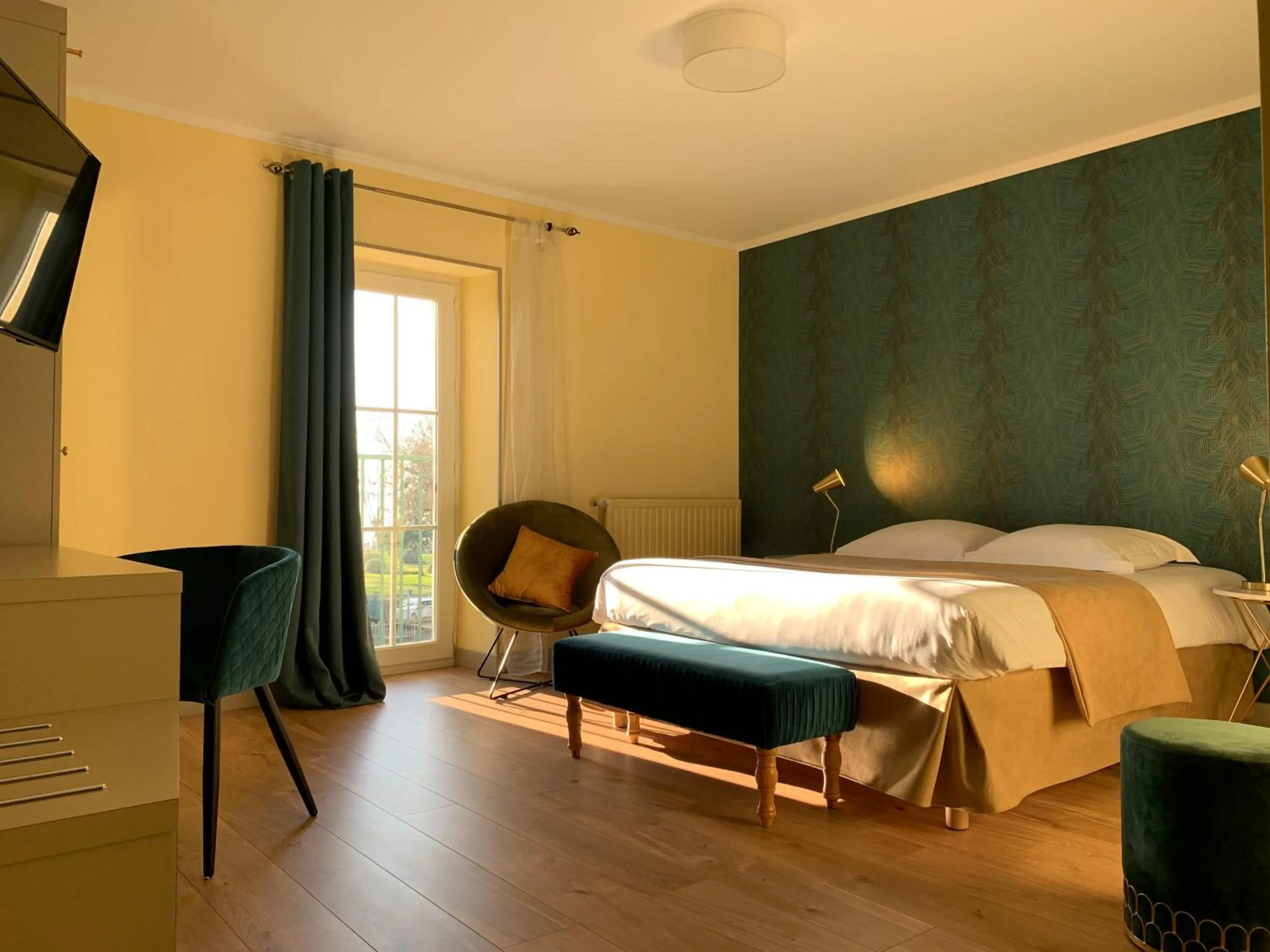 Property building, Bed in AUBERGE DU PORCHE