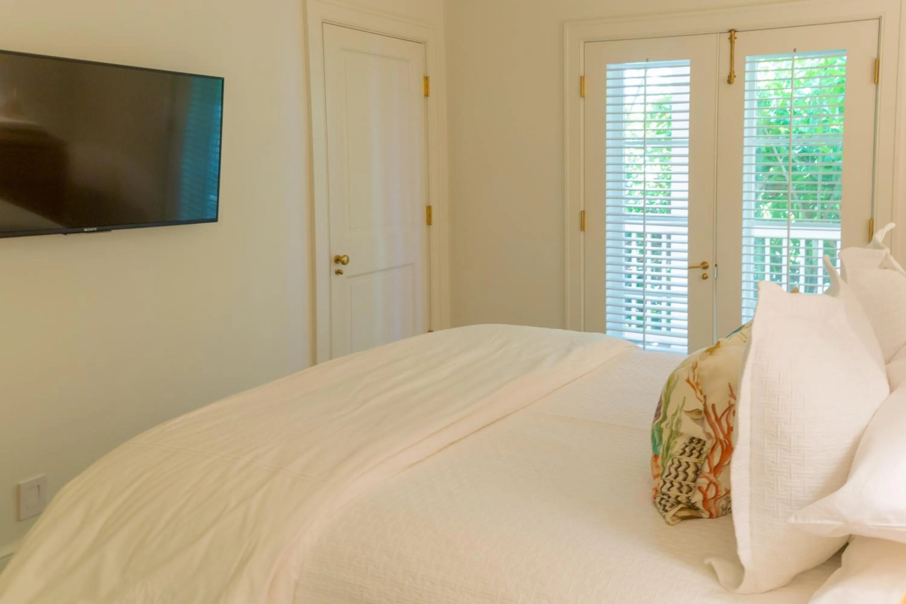 Bed in Eleven Bahama House
