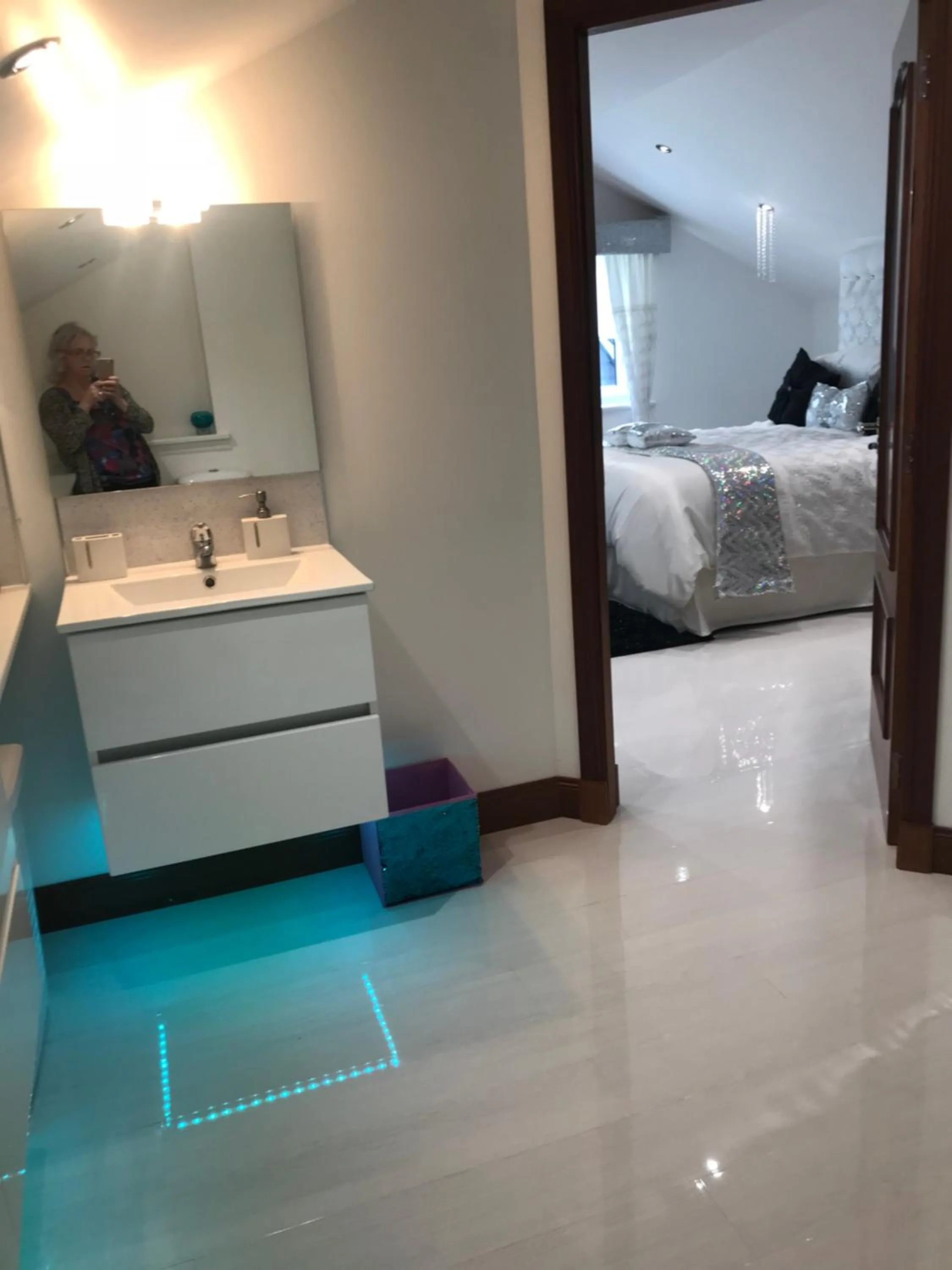 Double or Twin Room with Bathroom - single occupancy in Browns