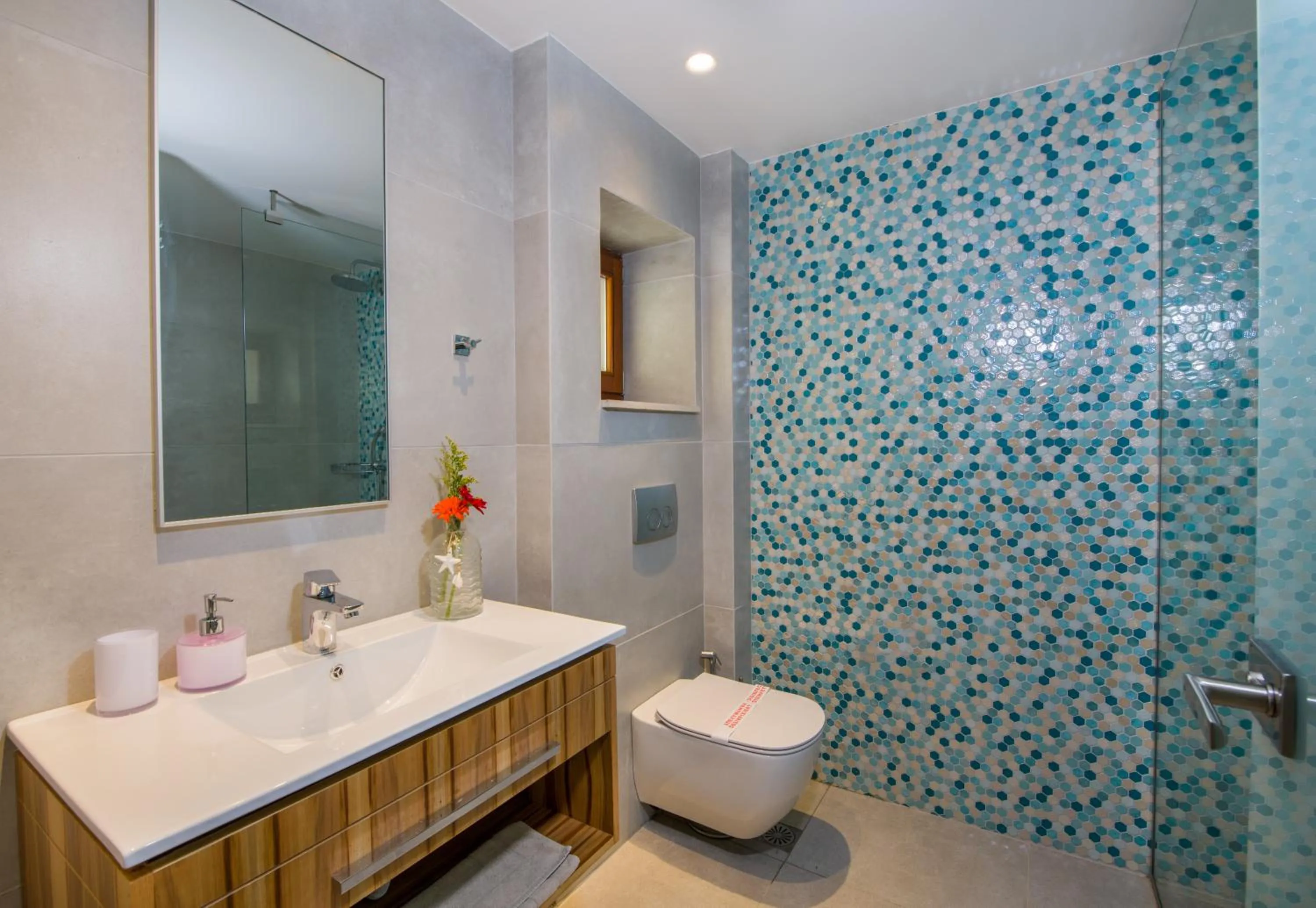 Shower in Omega Platanias