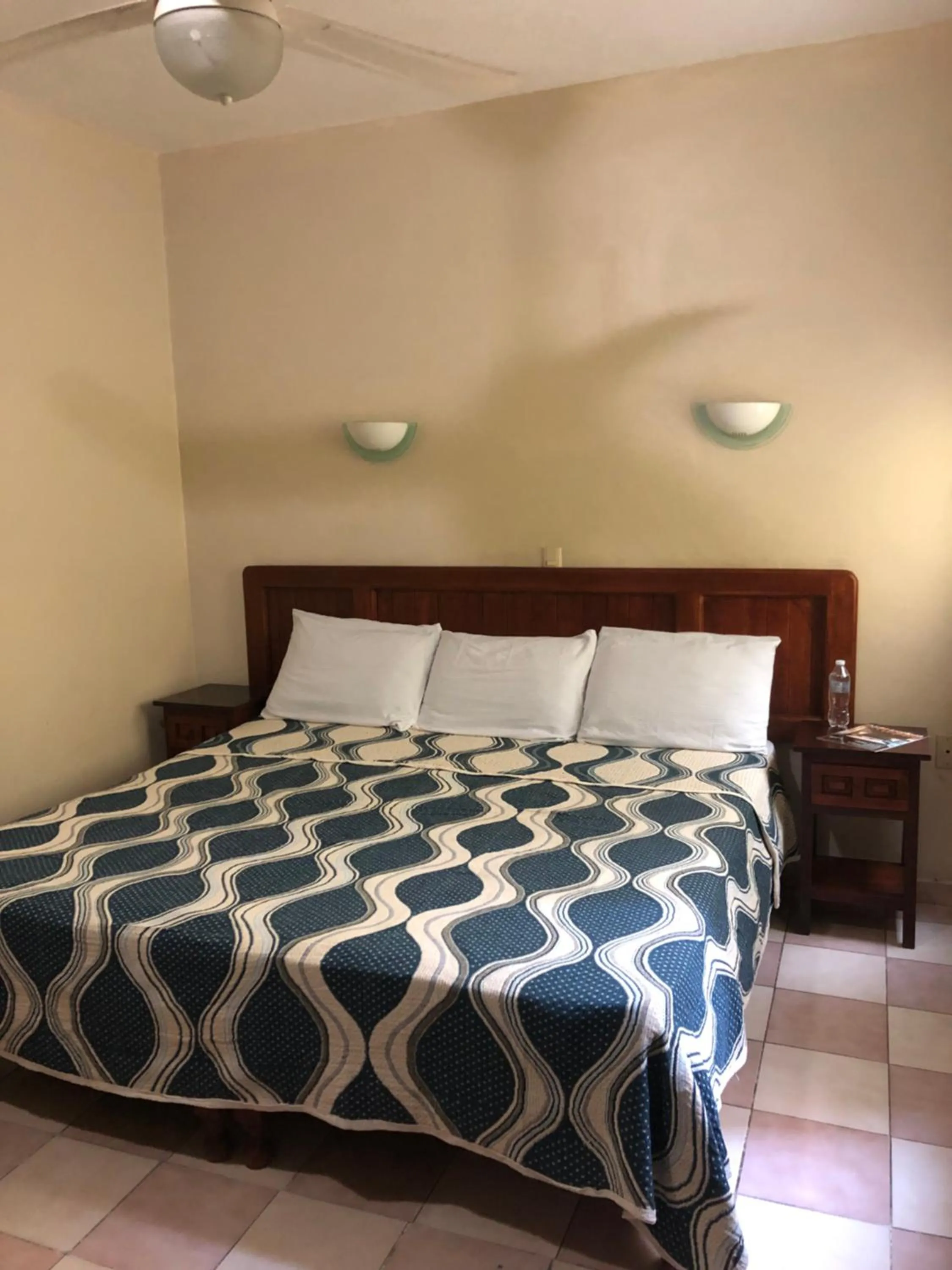 Photo of the whole room, Bed in Hotel El Faro Malecon