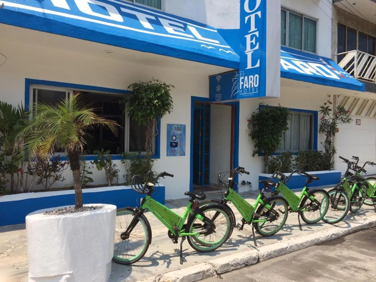 Facade/entrance in Hotel El Faro Malecon