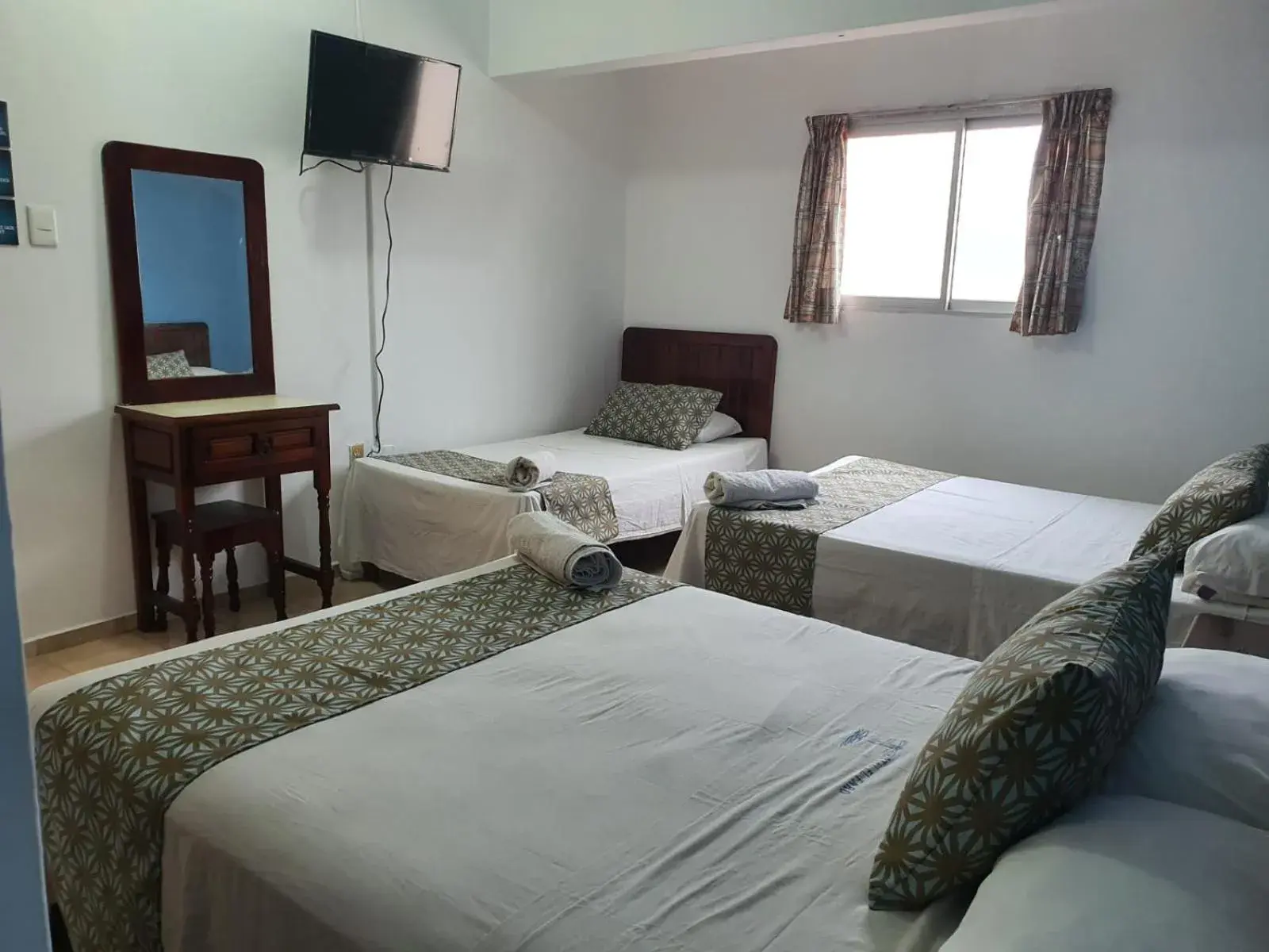 Comfort Triple Room with Shower in Hotel El Faro Malecon Comfort Triple Room with Shower in Hotel El Faro Malecon