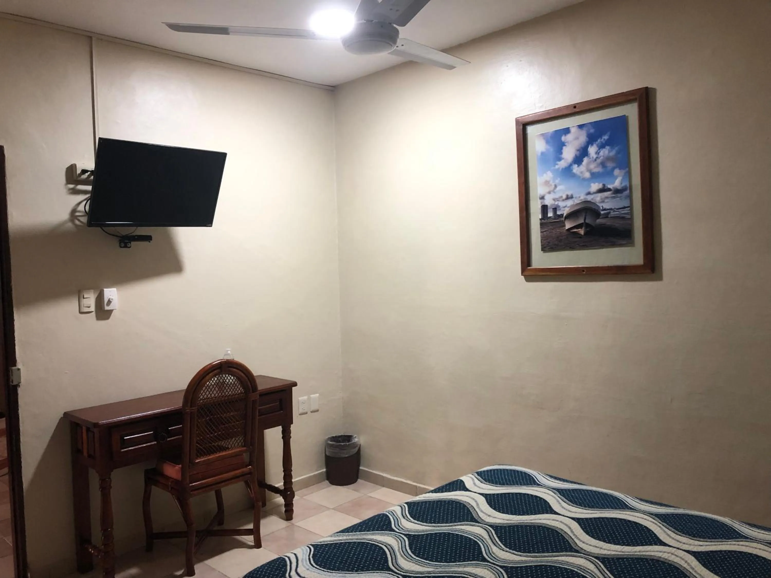 TV and multimedia, Bed in Hotel El Faro Malecon