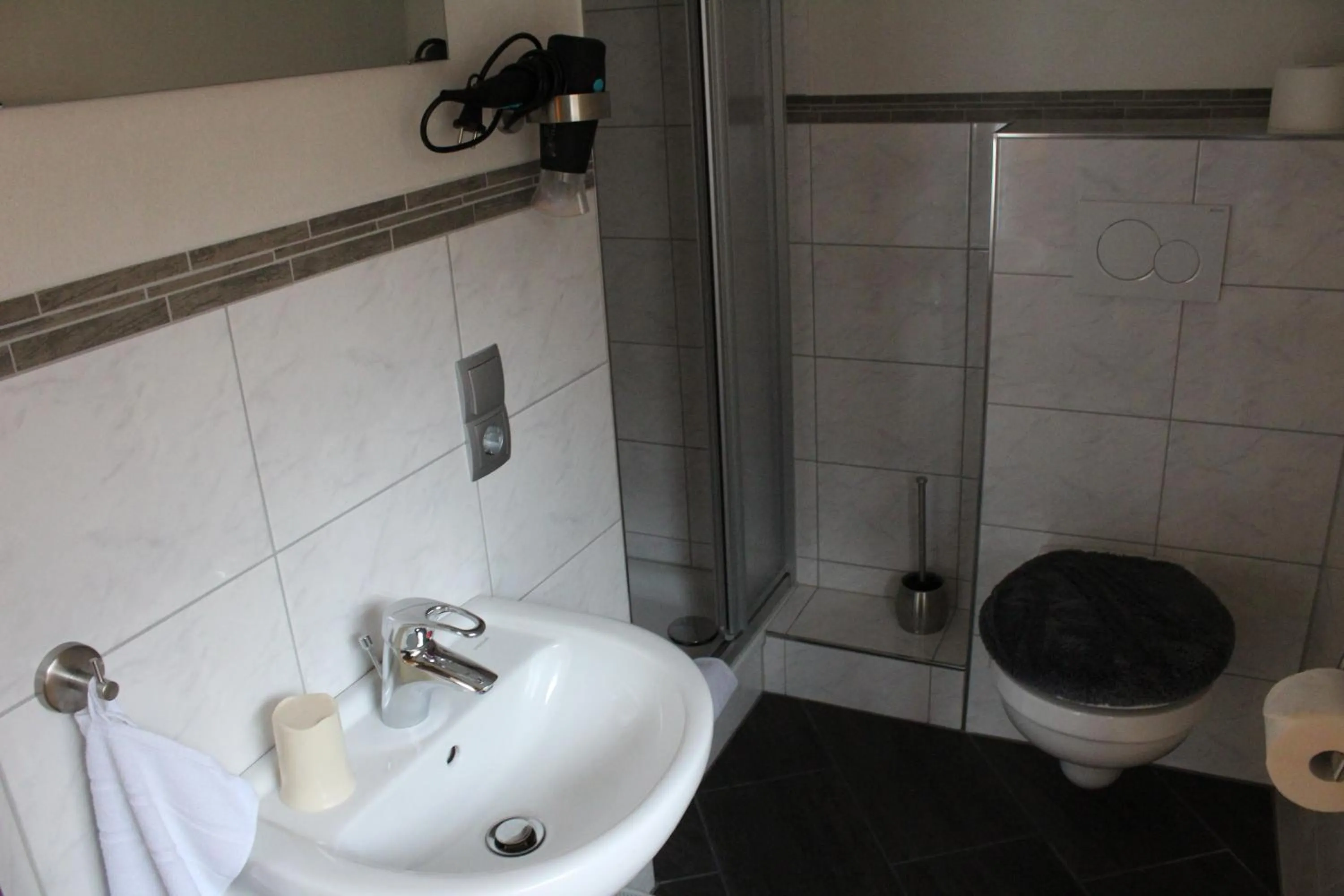 Shower in Pension Haus Waldfrieden, MeineCardPlus inklusive