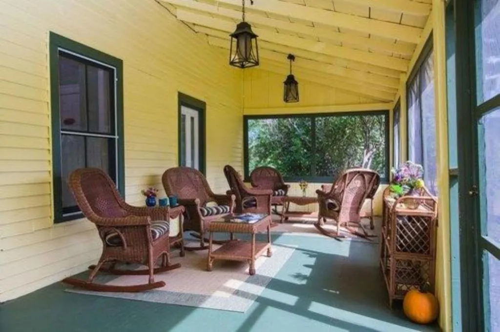 Living room in Bark Eater Inn