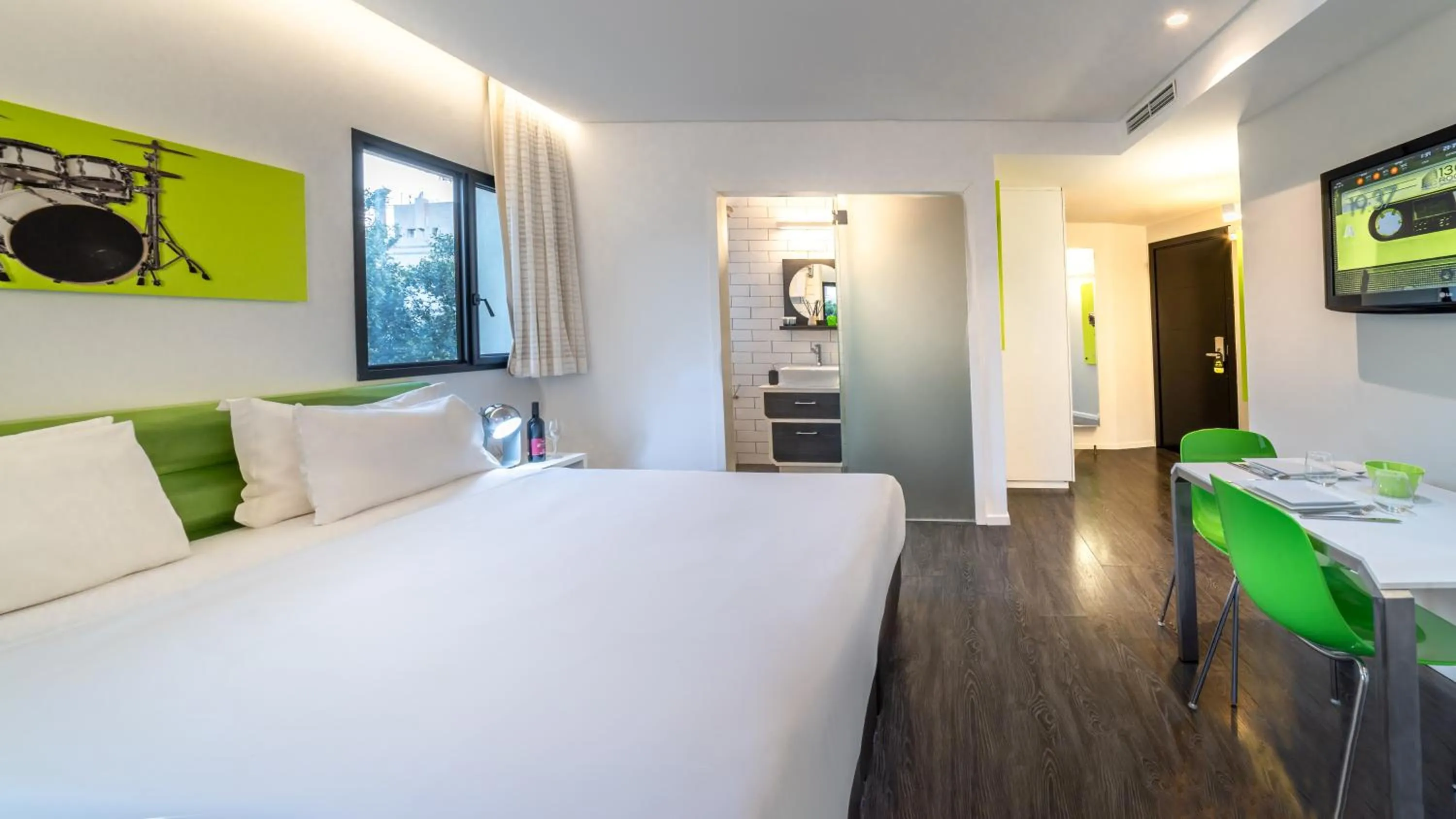 Photo of the whole room, Bed in 130 Rock Apartments