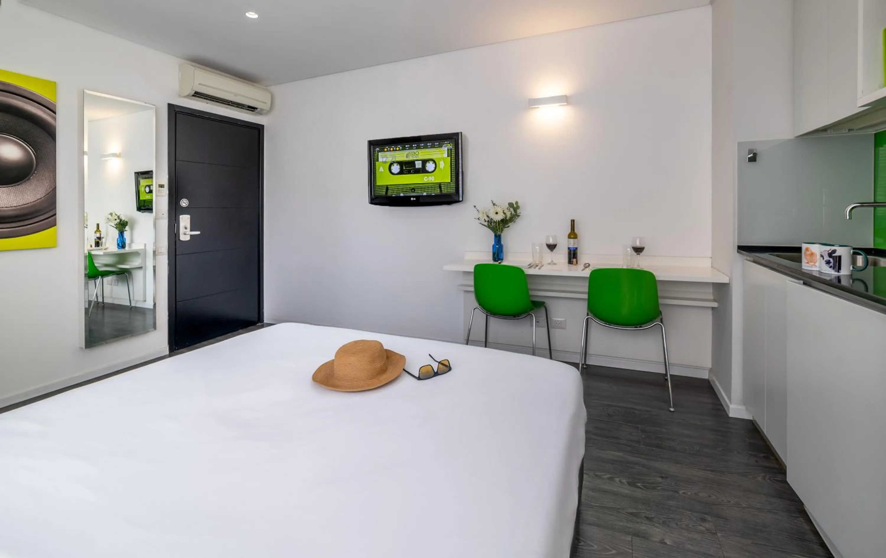 Photo of the whole room, Bed in 130 Rock Apartments