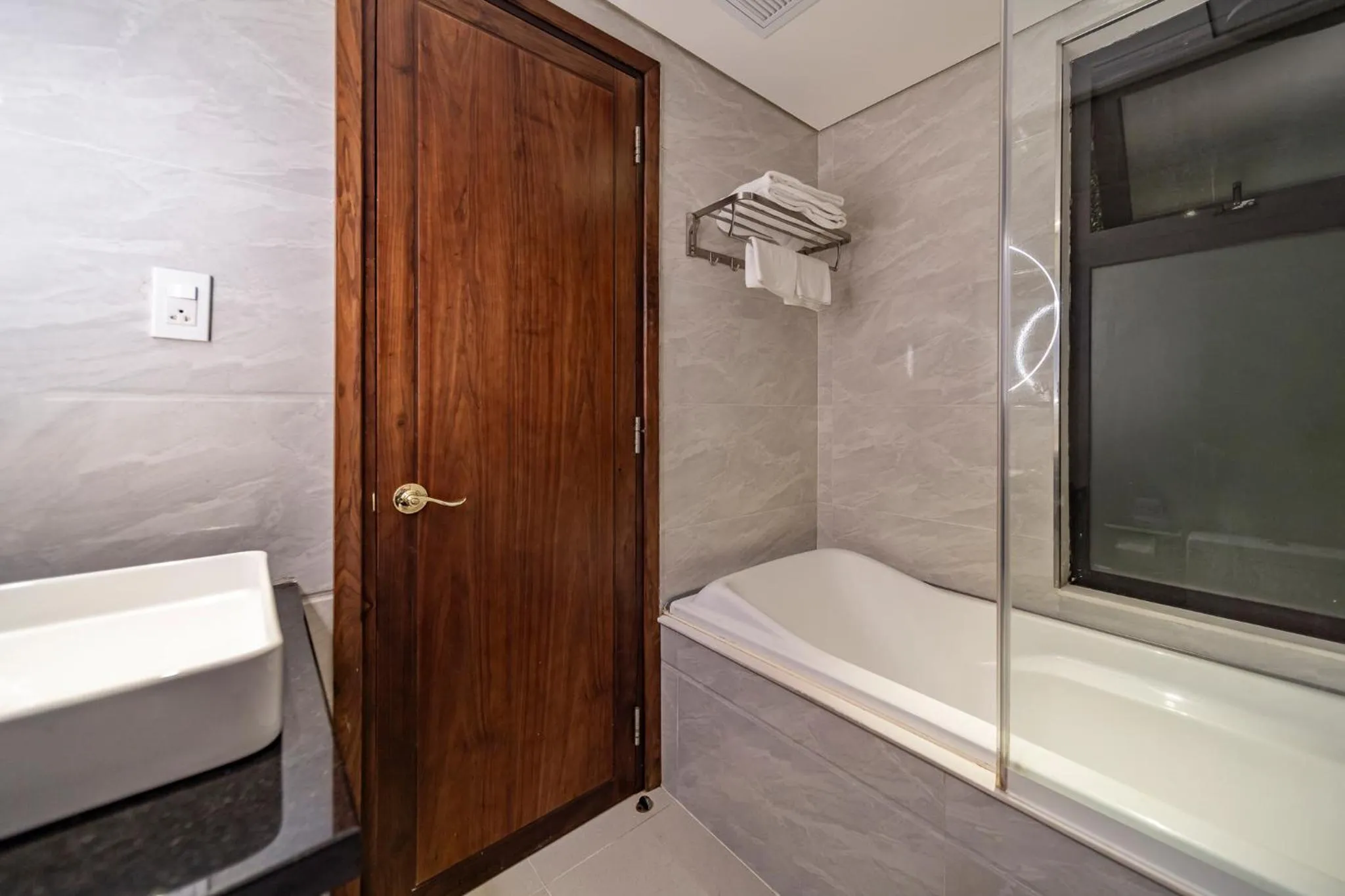 Shower in Edoya Hotel Ben Thanh