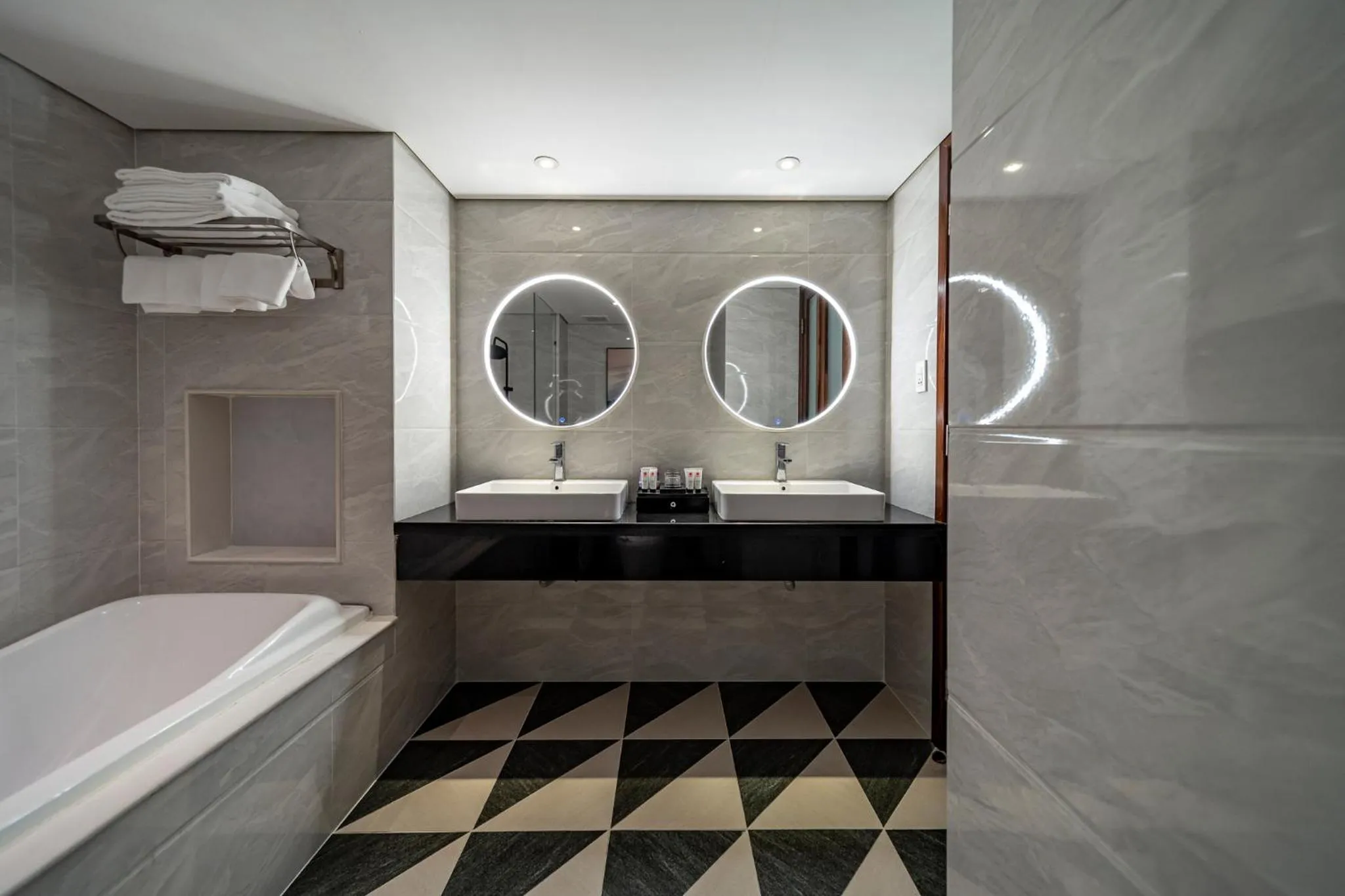 Shower in Edoya Hotel Ben Thanh