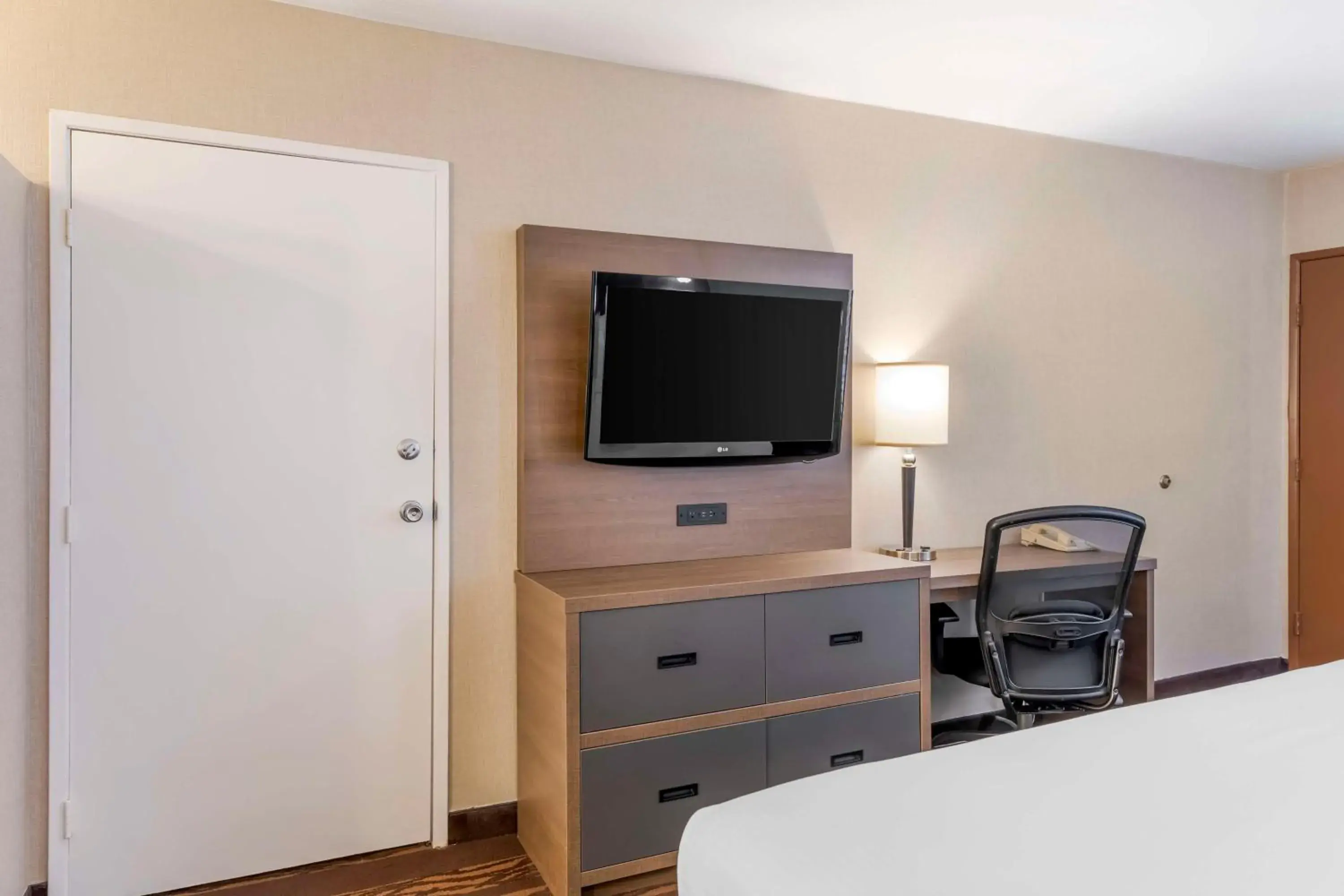 Queen Room with Two Queen Beds and Bathtub - Non-Smoking - Upper Floor/Disability Access in Best Western Plus Stovall's Inn Queen Room with Two Queen Beds and Bathtub - Non-Smoking - Upper Floor/Disability Access in Best Western Plus Stovall's Inn