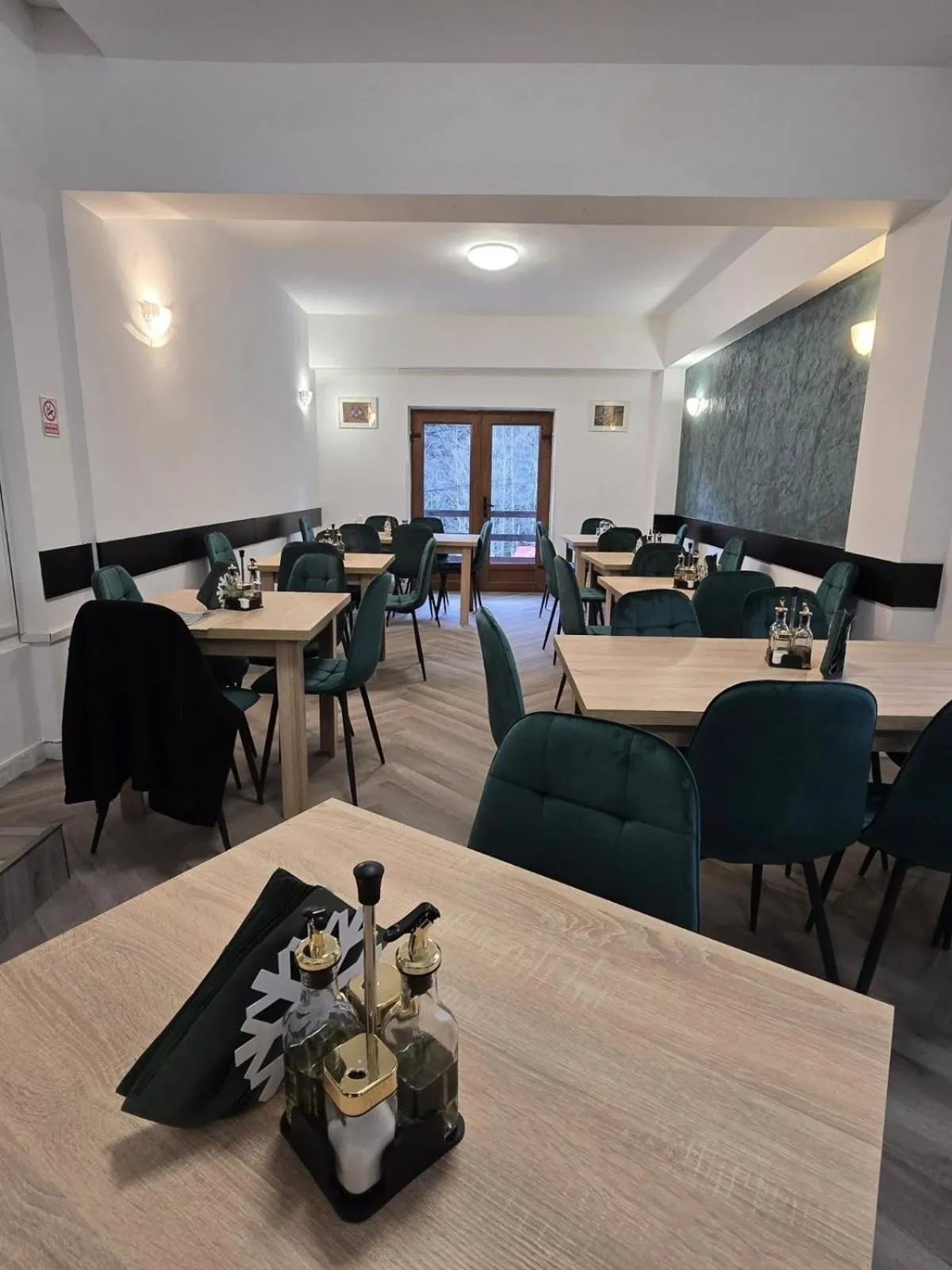 Restaurant/places to eat in Pensiunea Kalinder