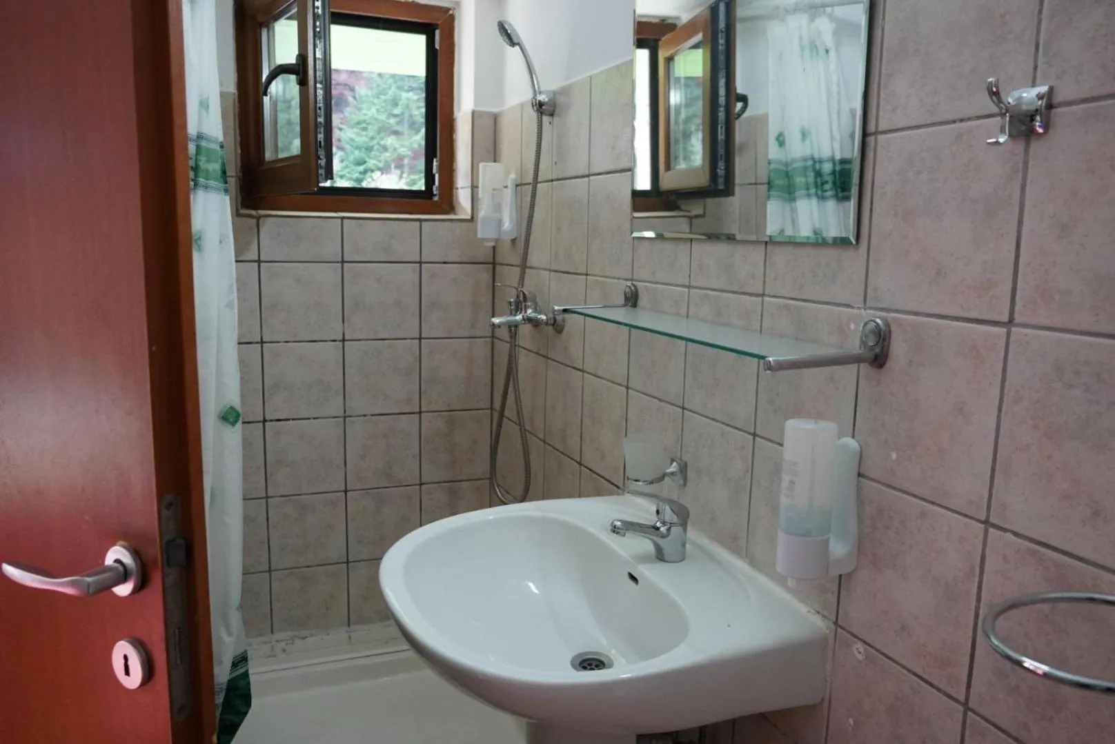 Shower in Pensiunea Kalinder