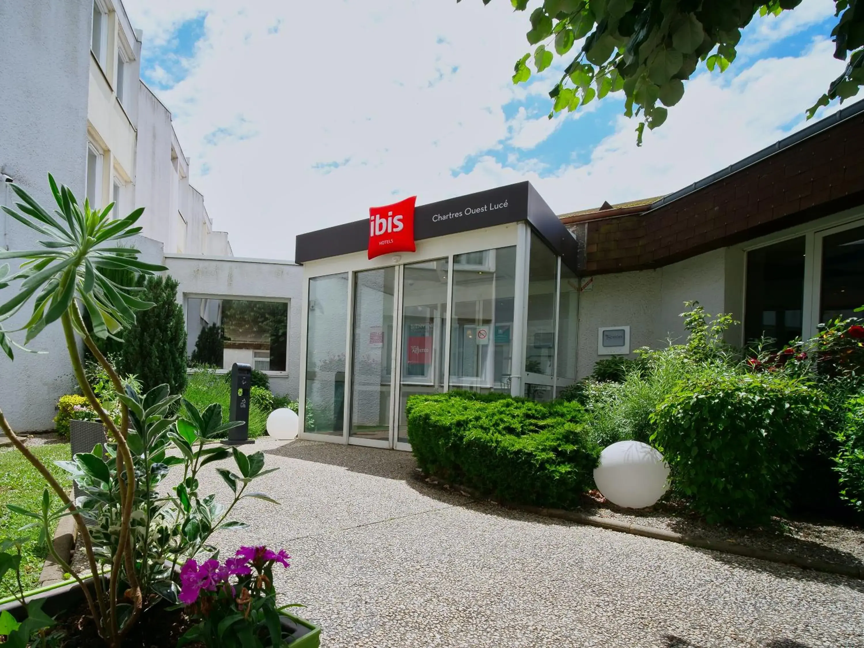 Facade/entrance in ibis Chartres Ouest Luce Facade/entrance in ibis Chartres Ouest Luce