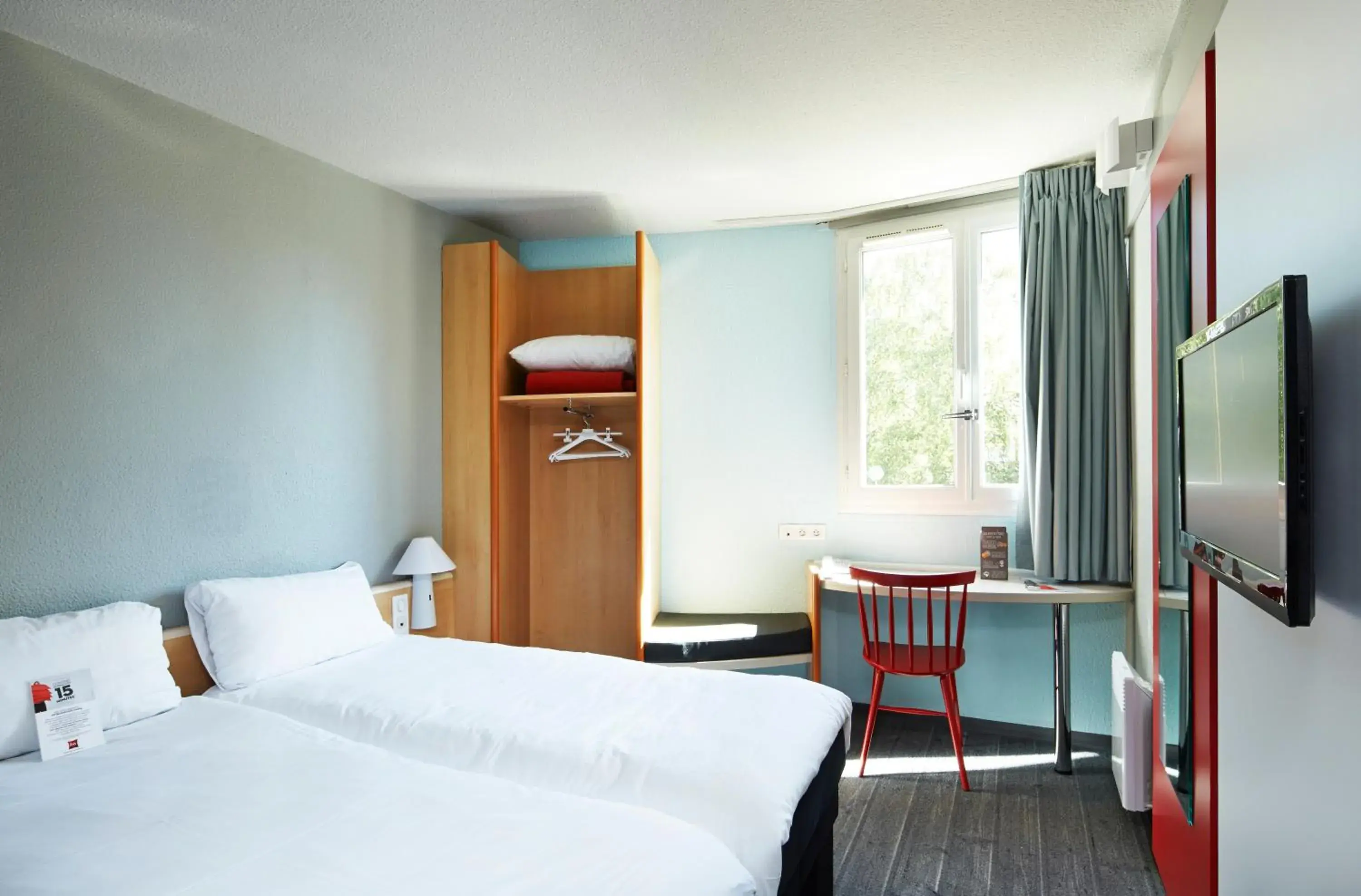 TV and multimedia, Bed in ibis Chartres Ouest Luce TV and multimedia, Bed in ibis Chartres Ouest Luce