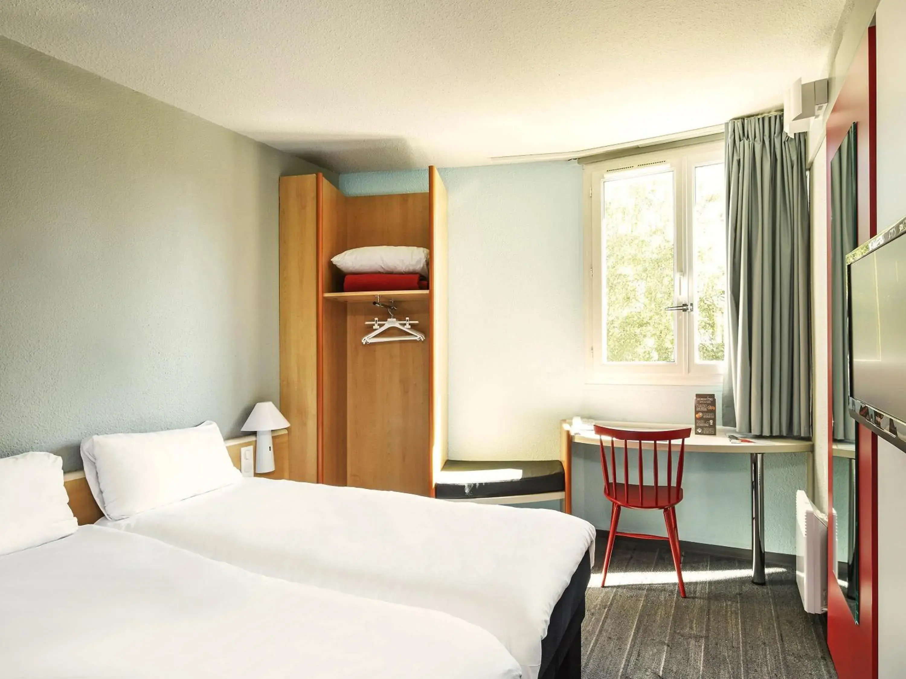 Standard Twin Room in ibis Chartres Ouest Luce Standard Twin Room in ibis Chartres Ouest Luce