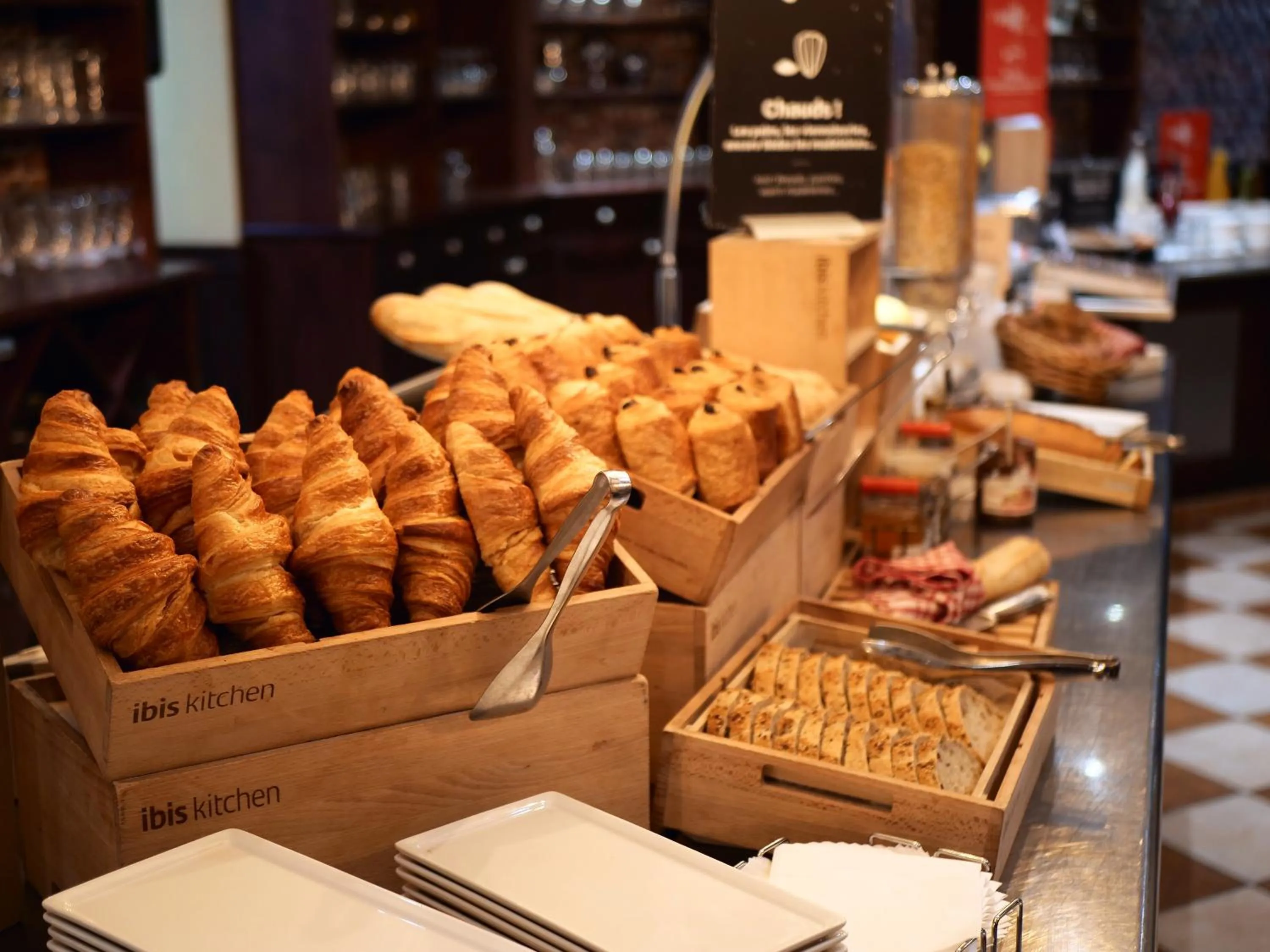 Buffet breakfast in ibis Chartres Ouest Luce