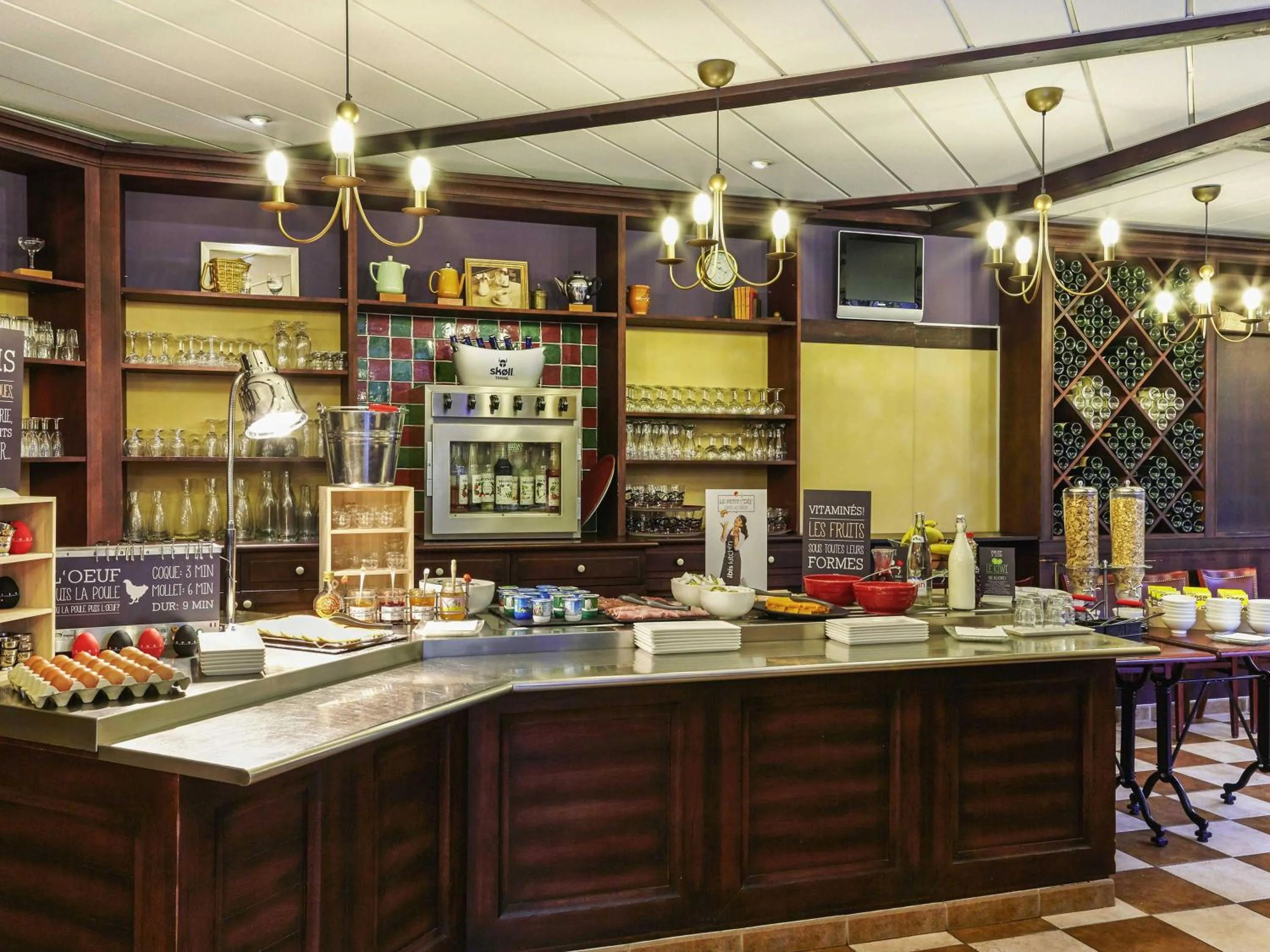 Lounge or bar in ibis Chartres Ouest Luce