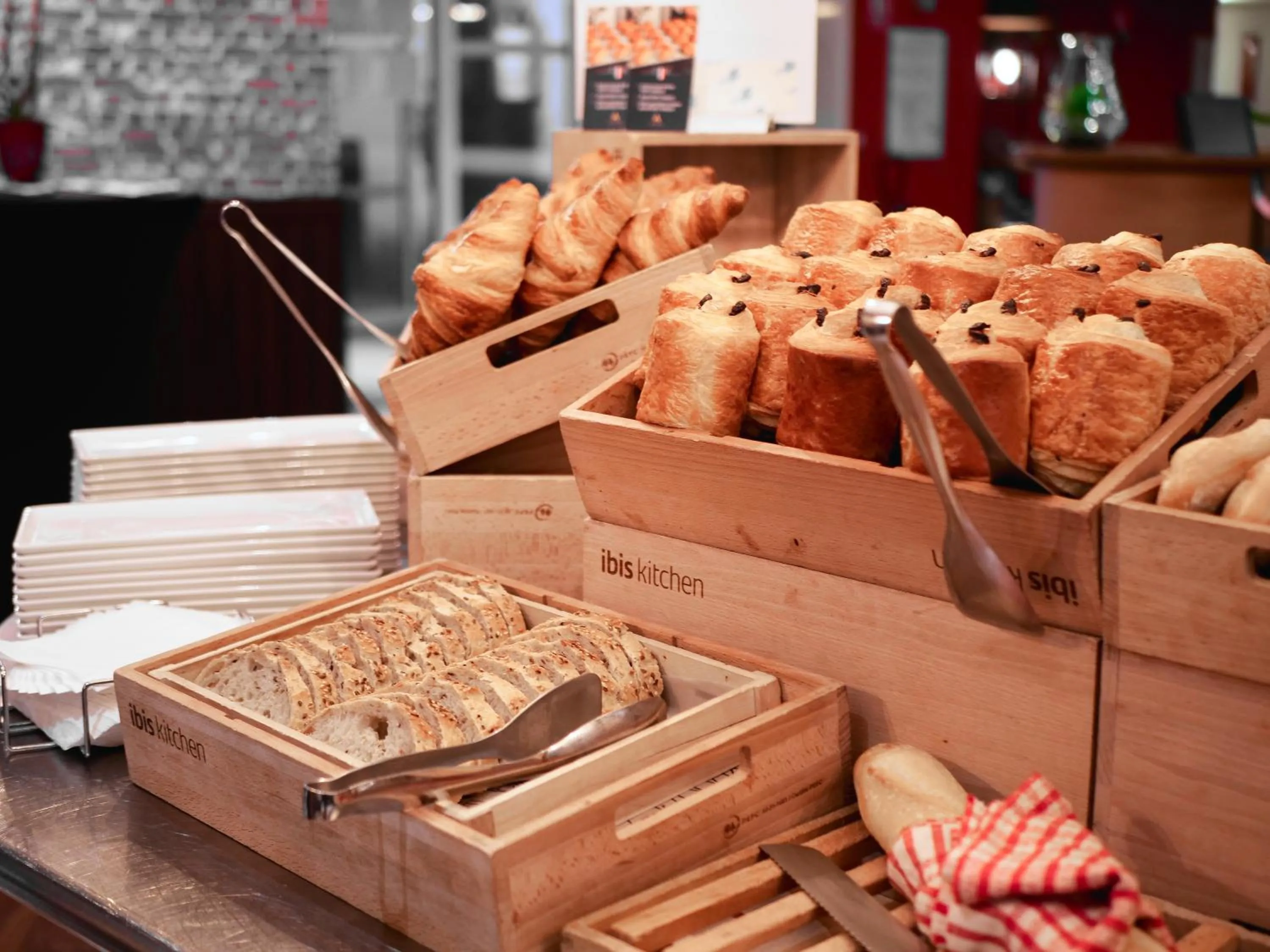 Buffet breakfast in ibis Chartres Ouest Luce