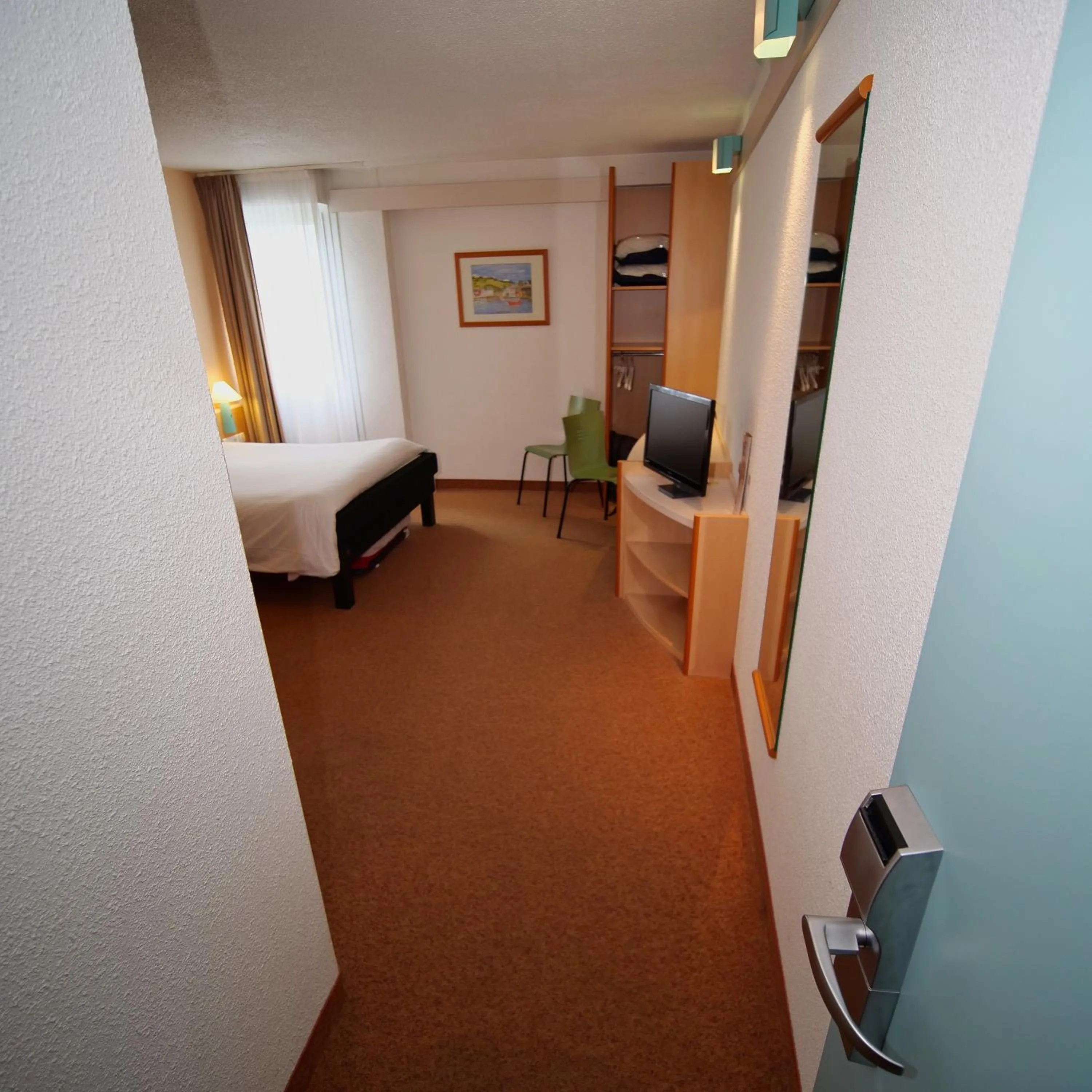 Photo of the whole room, Bed in ibis Chartres Ouest Luce