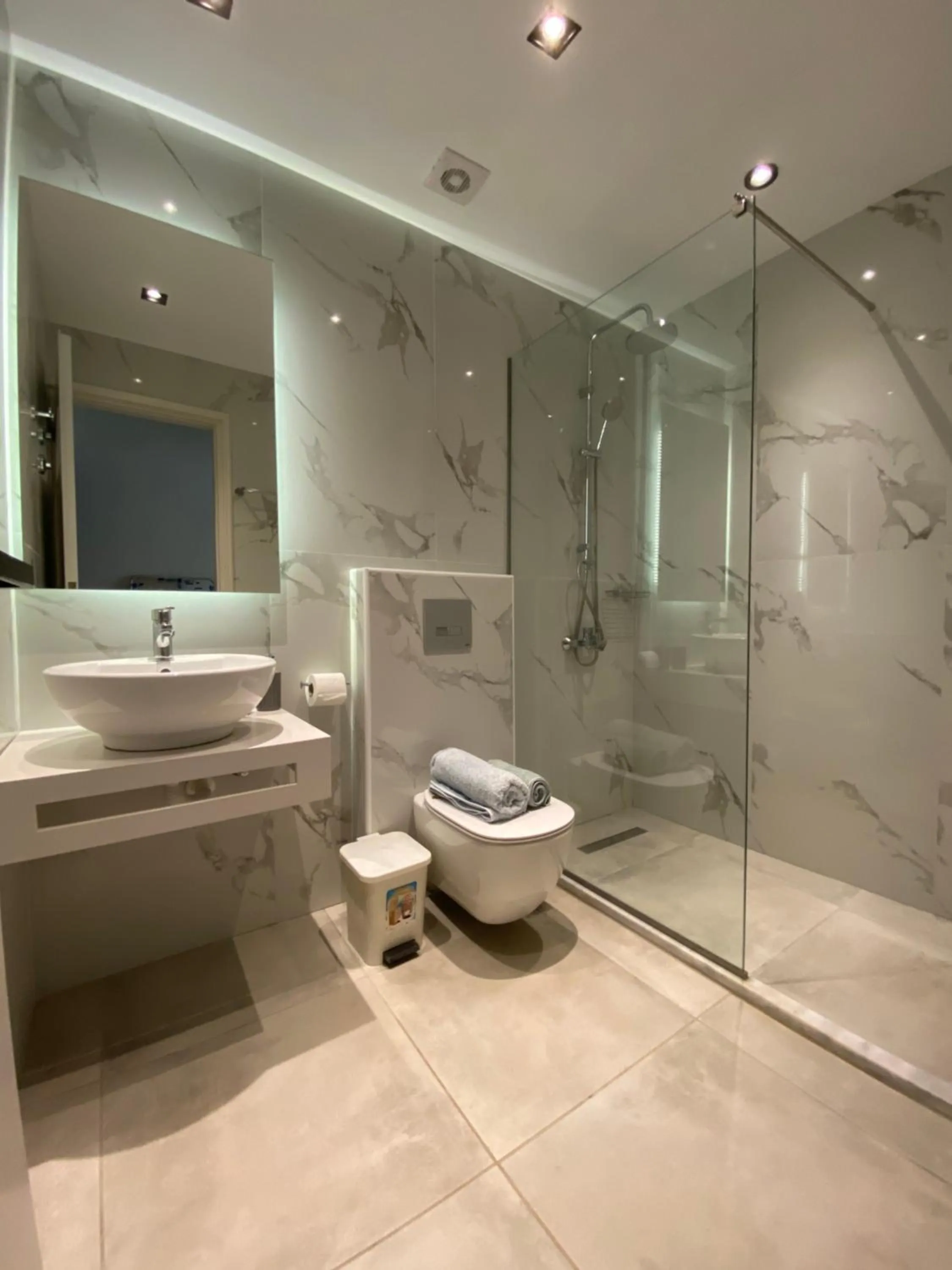 Bathroom in George Deluxe Apartments