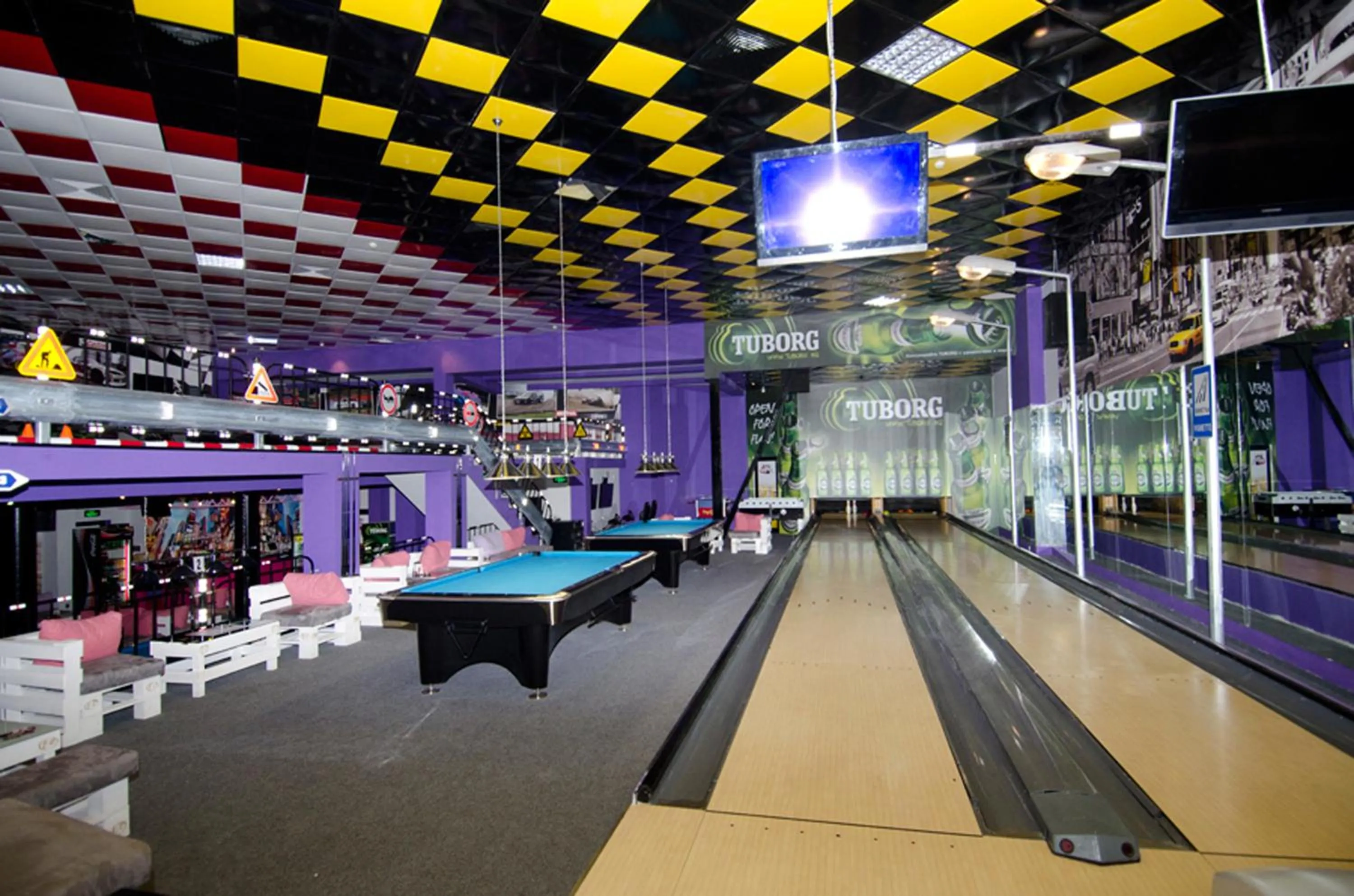 Bowling in Hotel Color