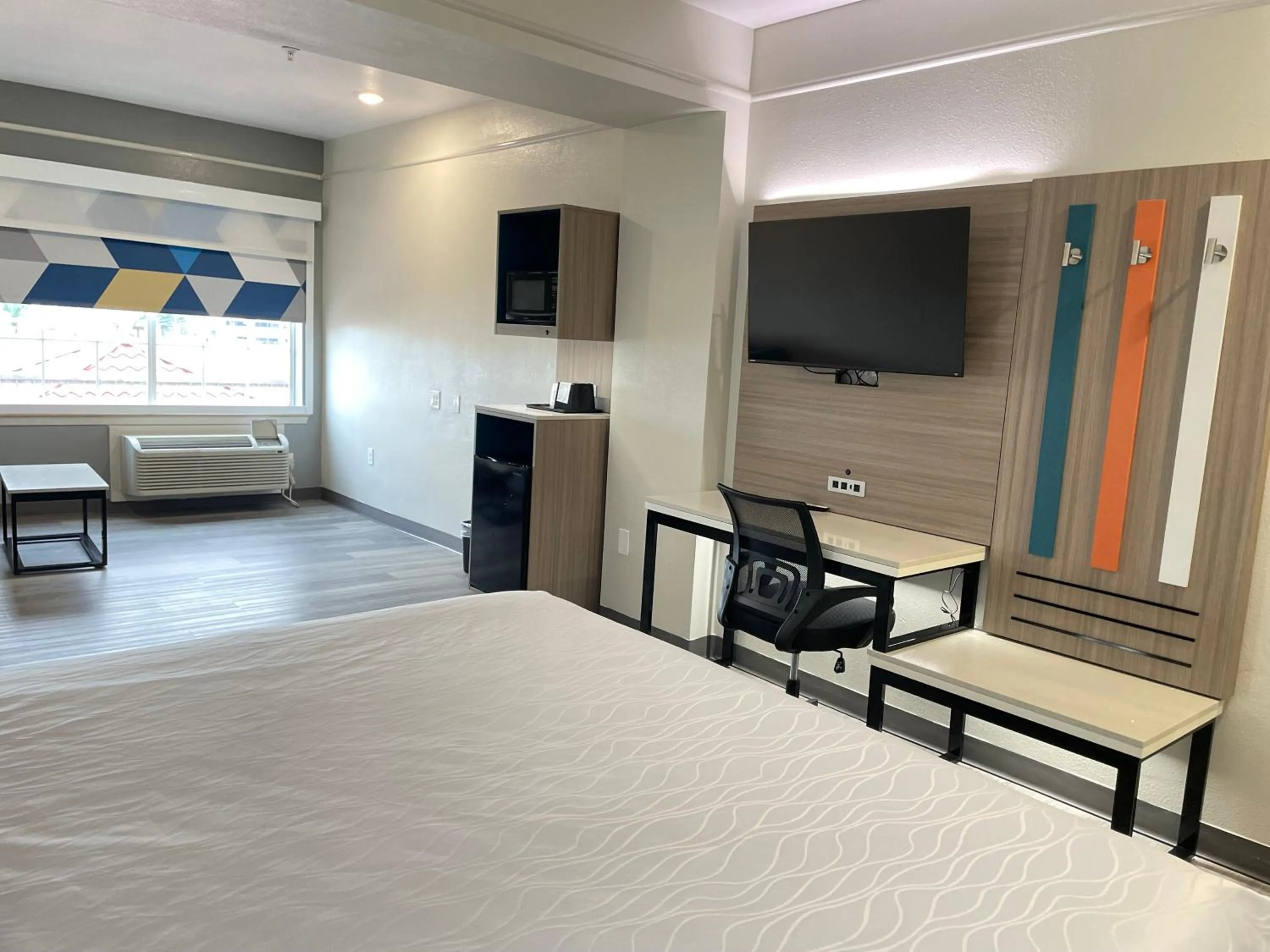 TV and multimedia, Bed in Sonesta Essential Hotel Houston-I-45 Spring