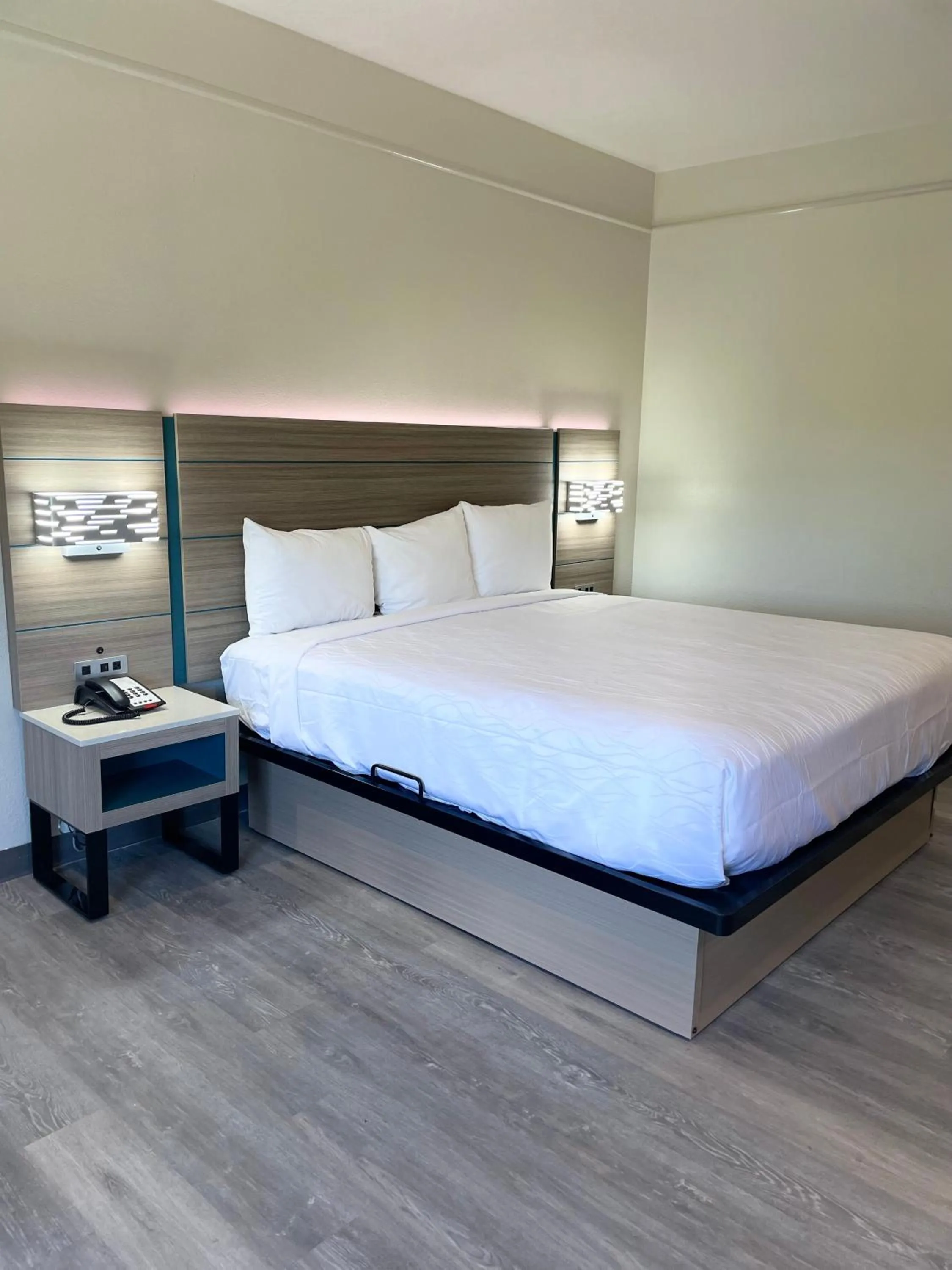 Bed in Sonesta Essential Hotel Houston-I-45 Spring