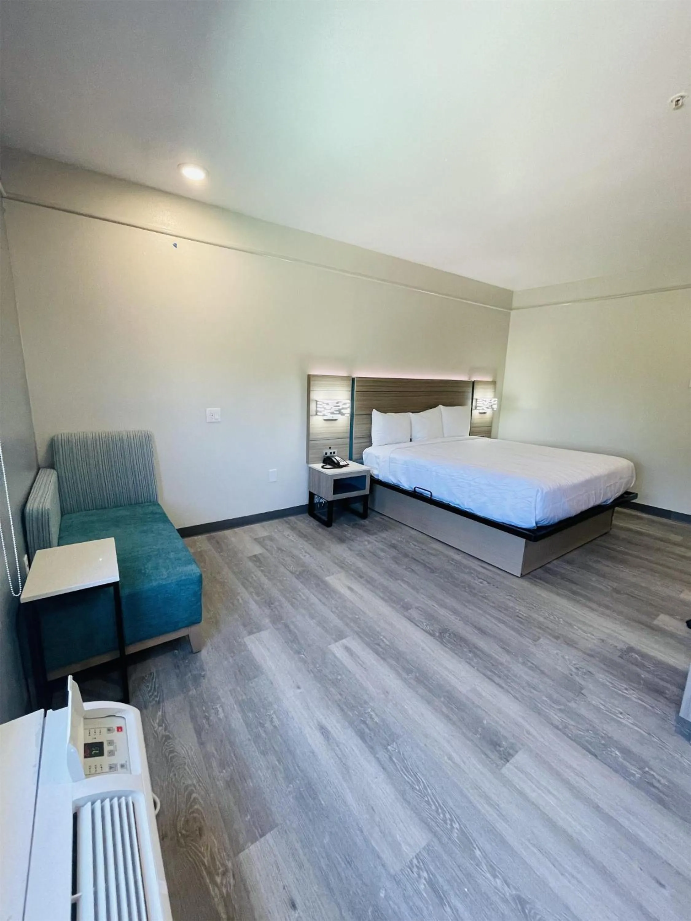 Bedroom, Bed in Sonesta Essential Hotel Houston-I-45 Spring