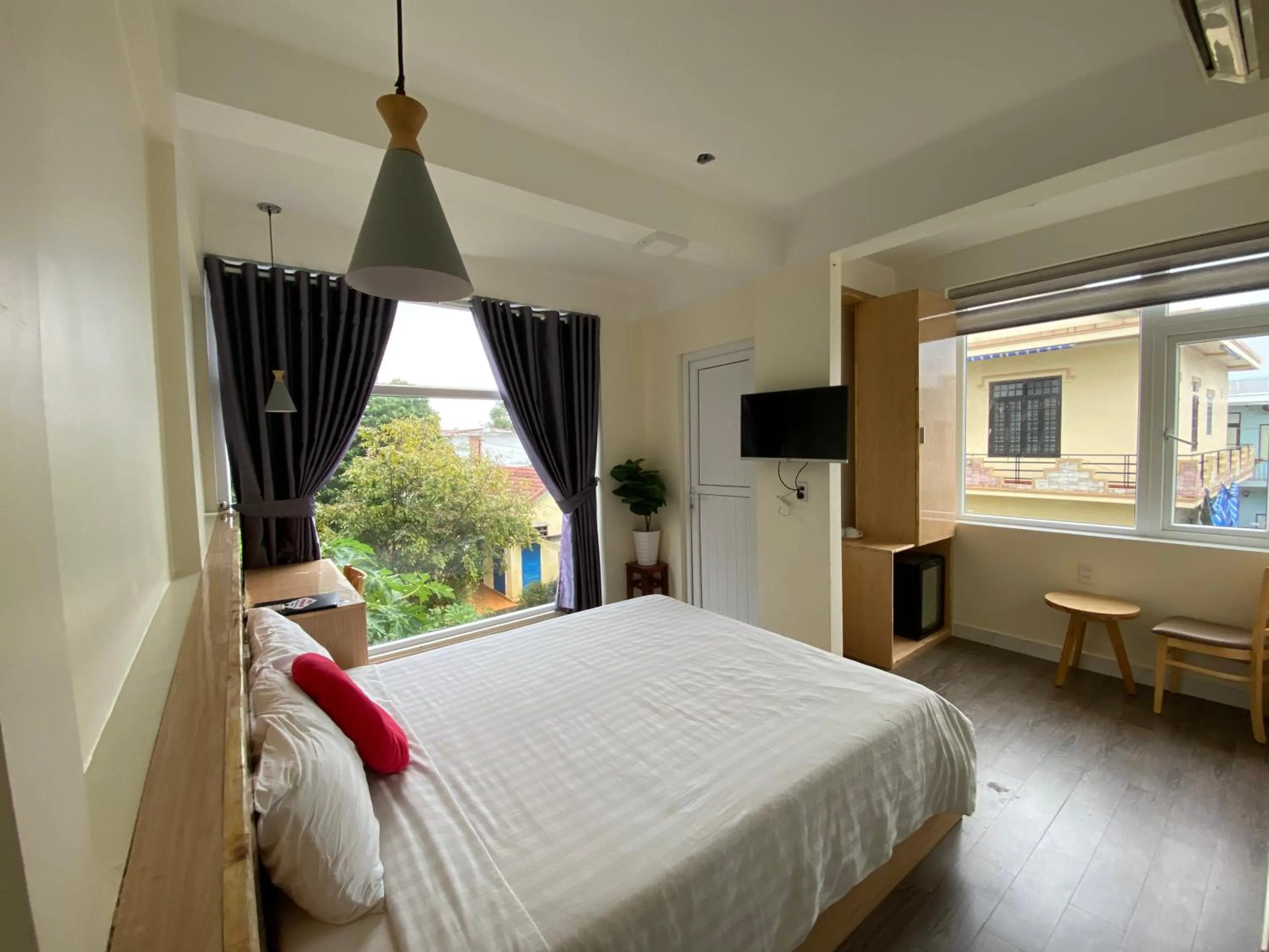 Bedroom, Bed in Hue Four Seasons Hotel
