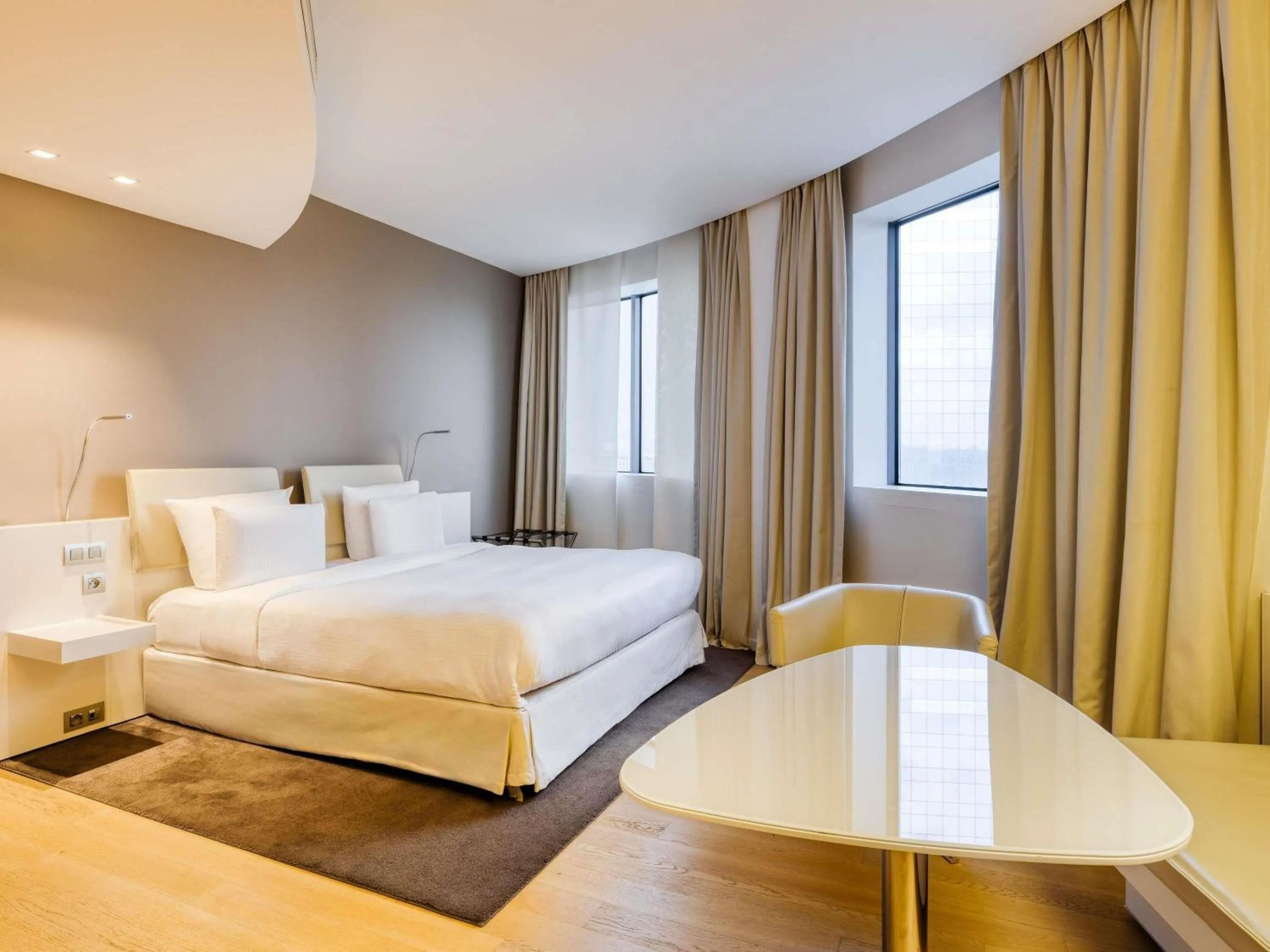 Bedroom, Bed in Pullman Brussels Centre Midi