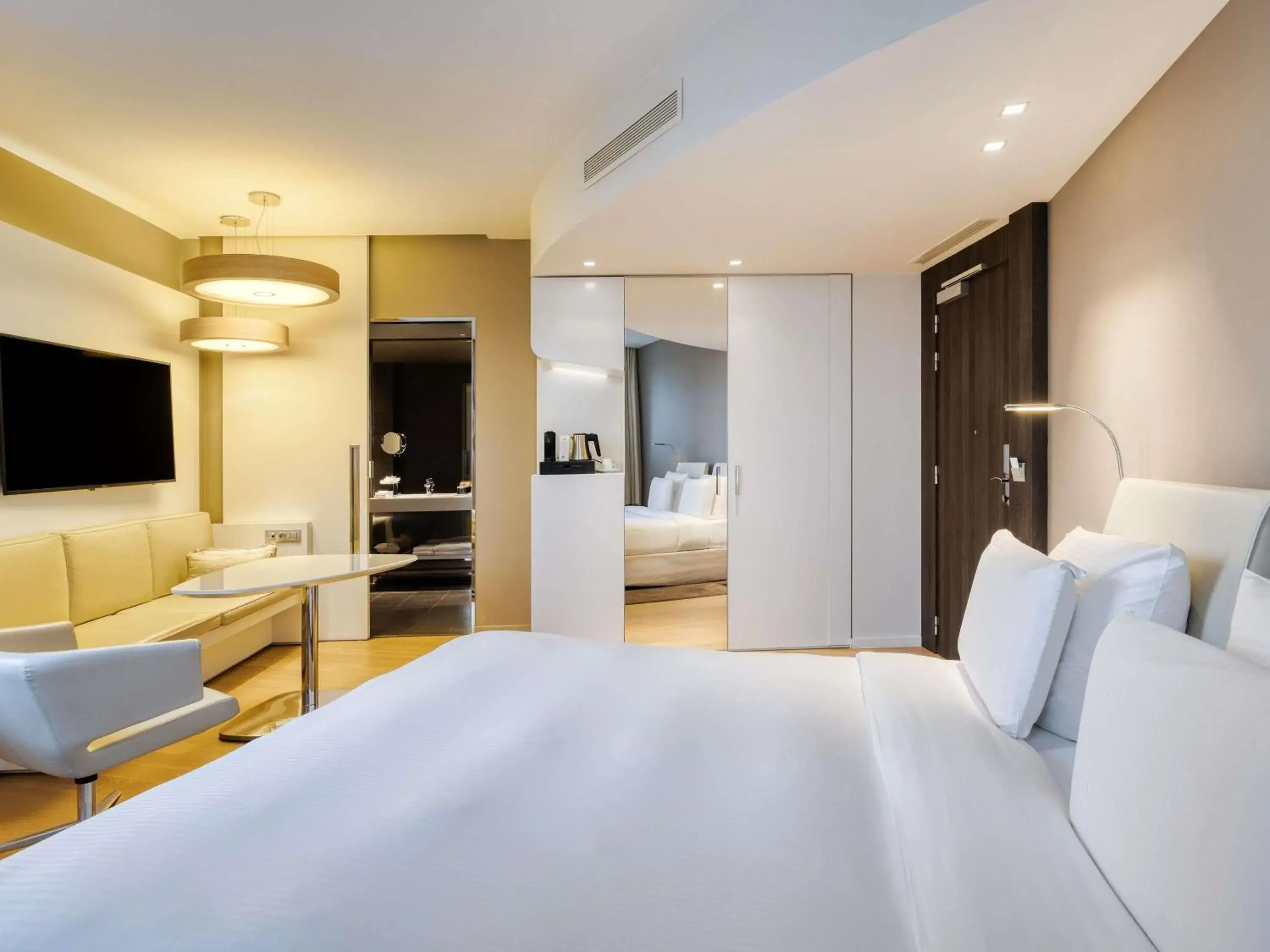 Property building, Bed in Pullman Brussels Centre Midi Property building, Bed in Pullman Brussels Centre Midi