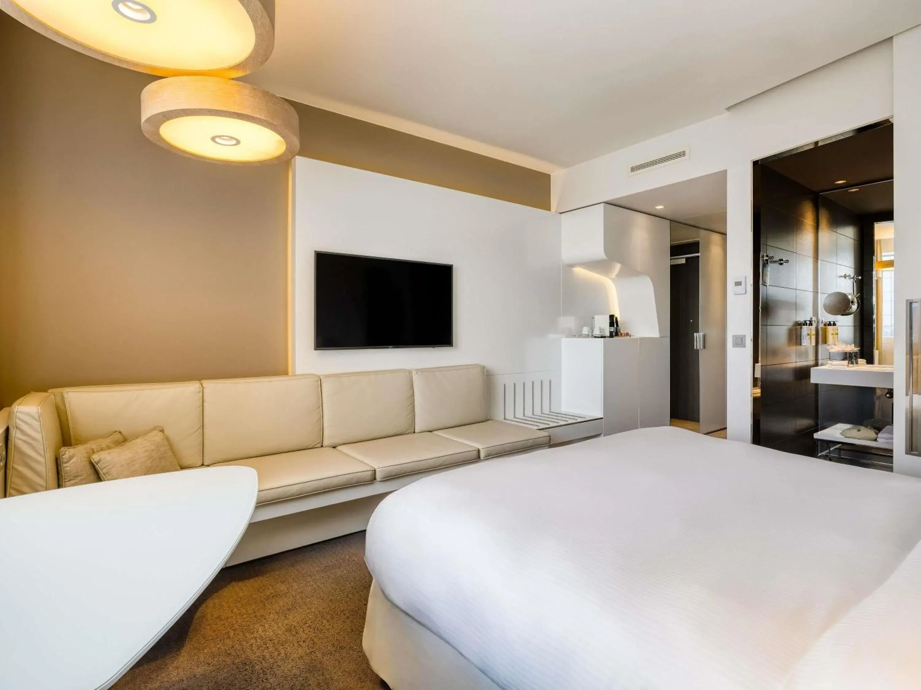 Bedroom, Bed in Pullman Brussels Centre Midi Bedroom, Bed in Pullman Brussels Centre Midi