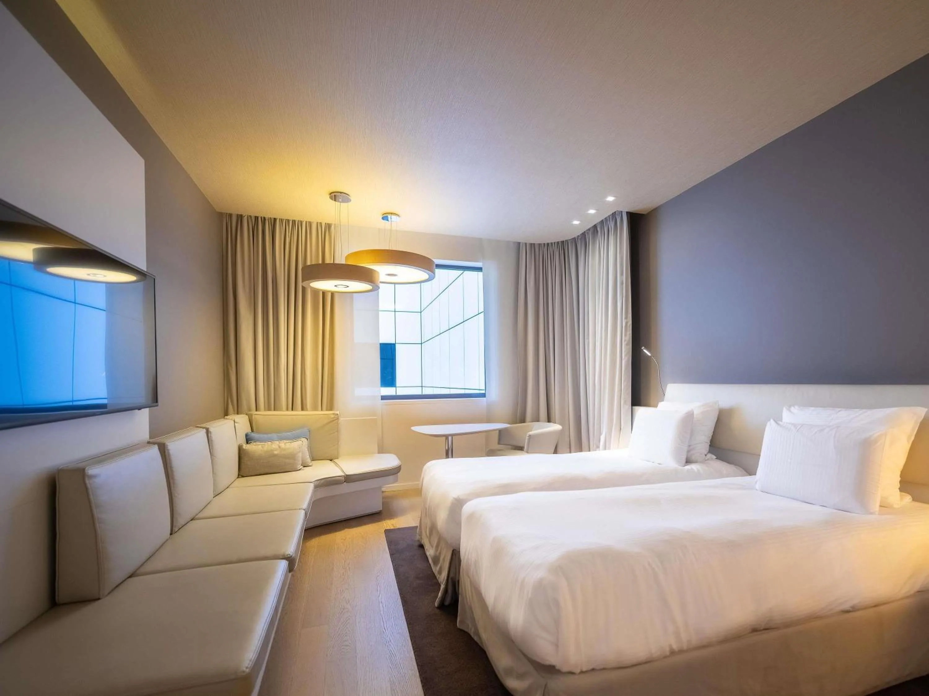 Bedroom, Bed in Pullman Brussels Centre Midi