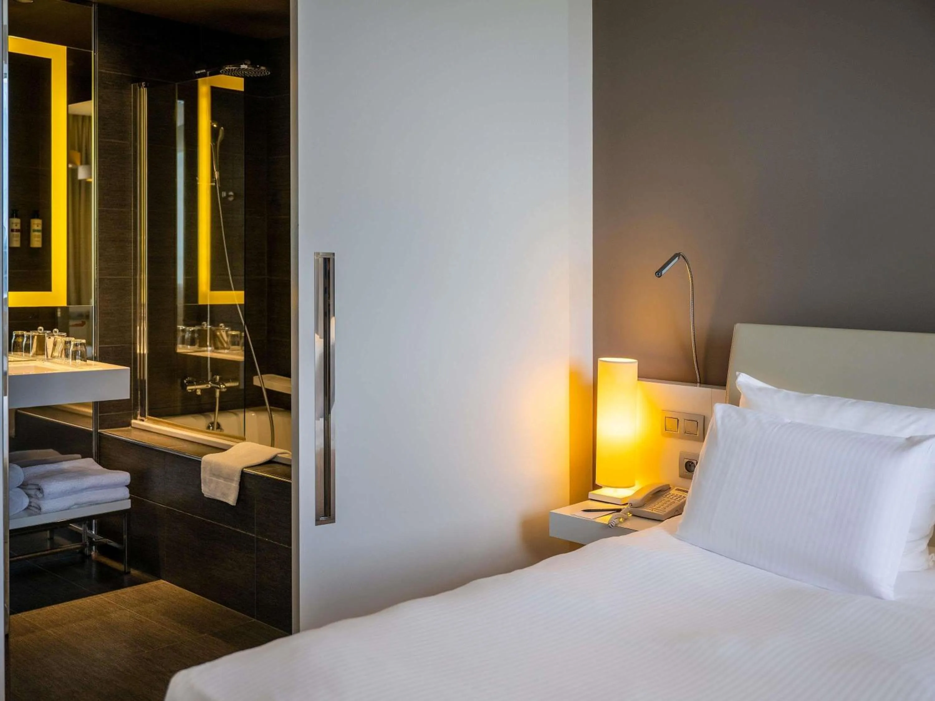 Bedroom, Bed in Pullman Brussels Centre Midi