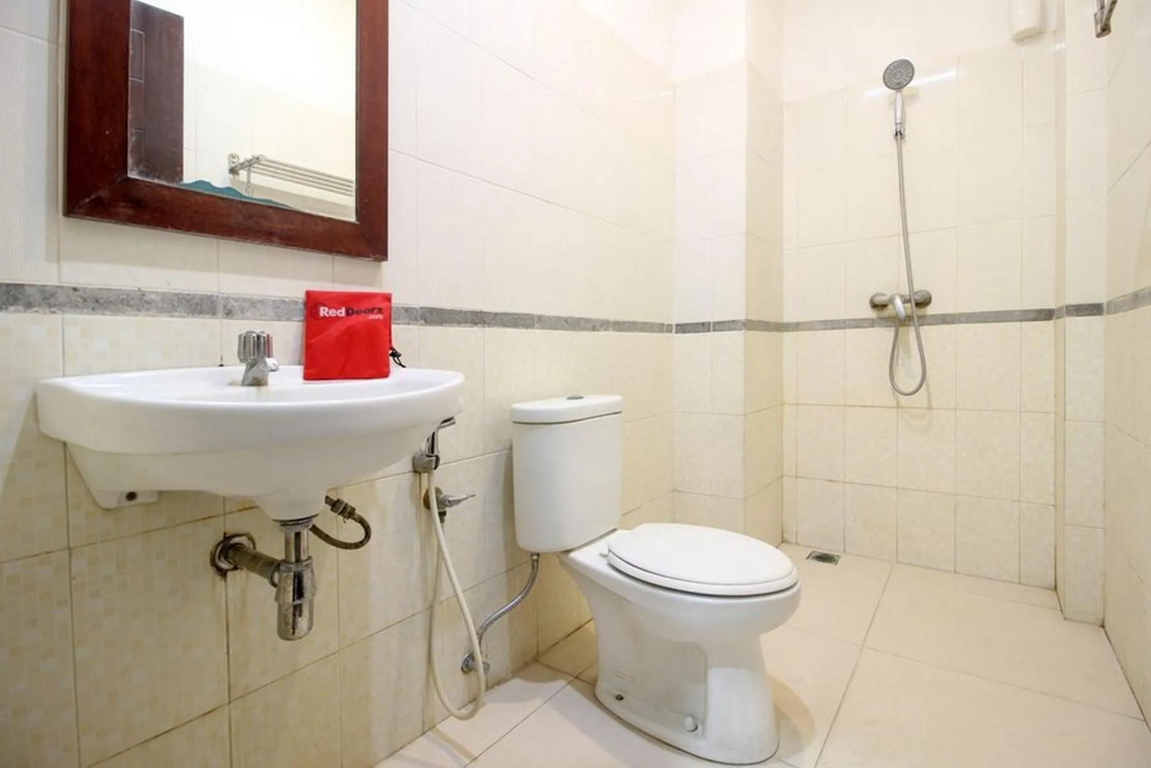 Bathroom in RedDoorz near Stadion Manahan Solo