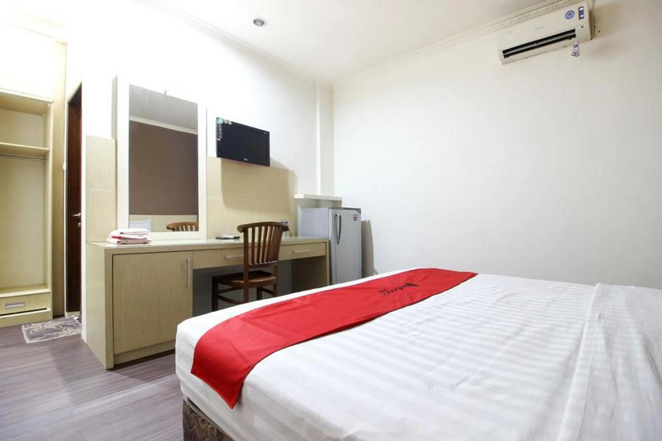 Bed in RedDoorz near Stadion Manahan Solo