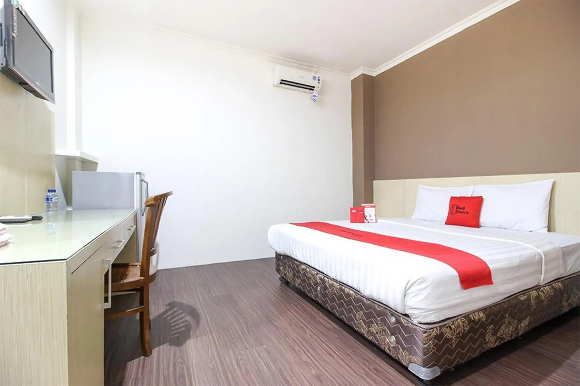 Double Room in RedDoorz near Stadion Manahan Solo Double Room in RedDoorz near Stadion Manahan Solo