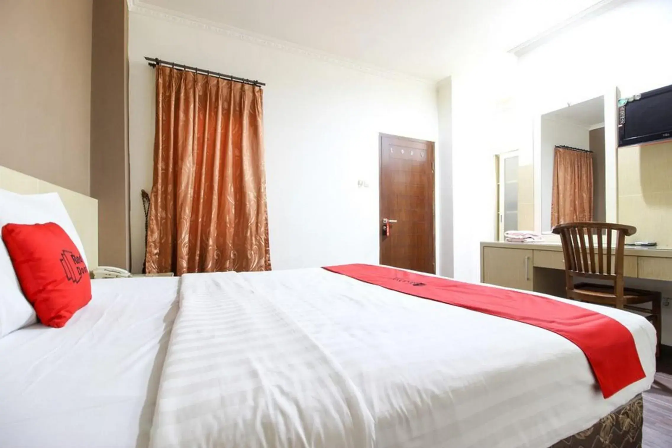 Double Room in RedDoorz near Stadion Manahan Solo Double Room in RedDoorz near Stadion Manahan Solo