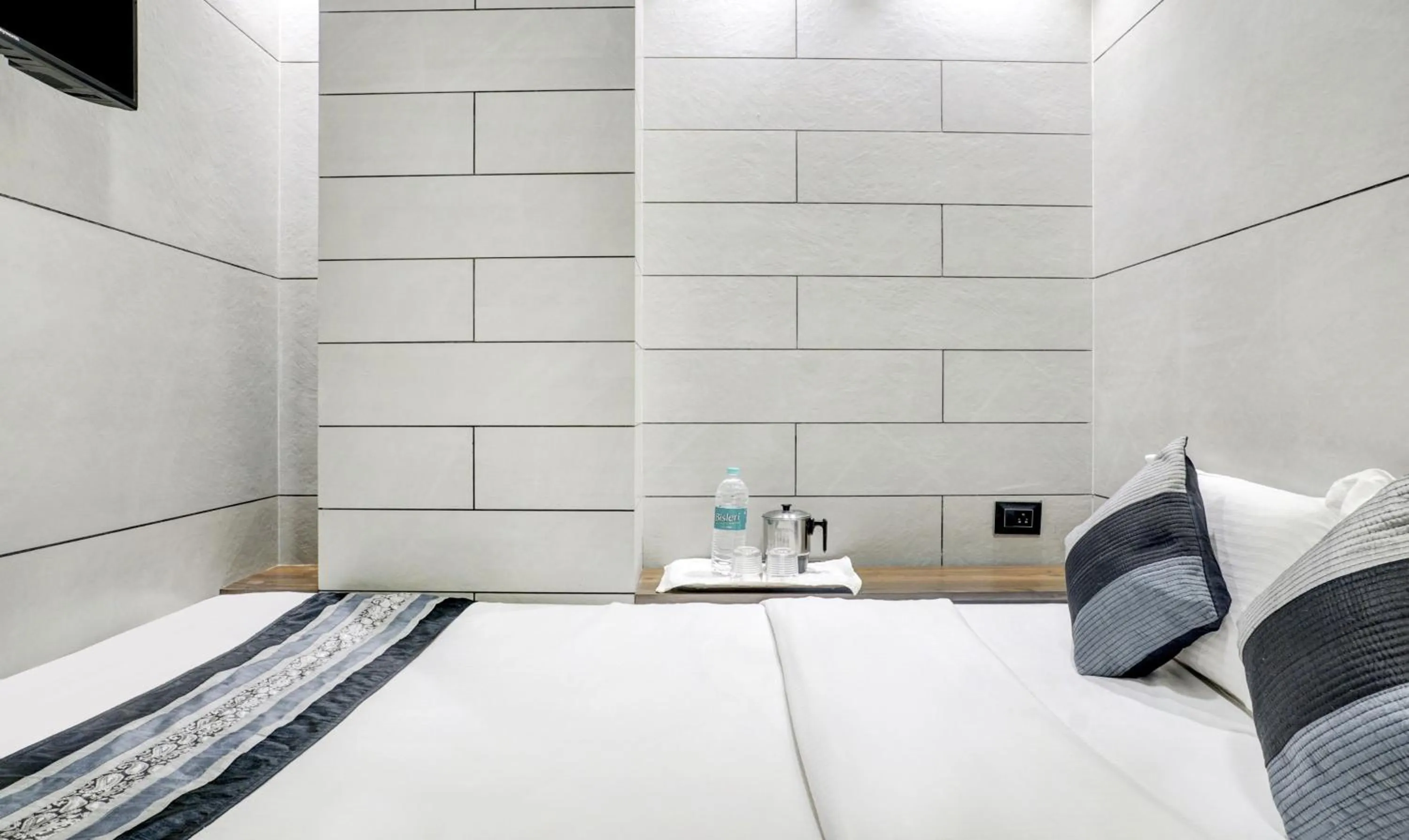 Bed in Hotel Rooms Dadar near Station